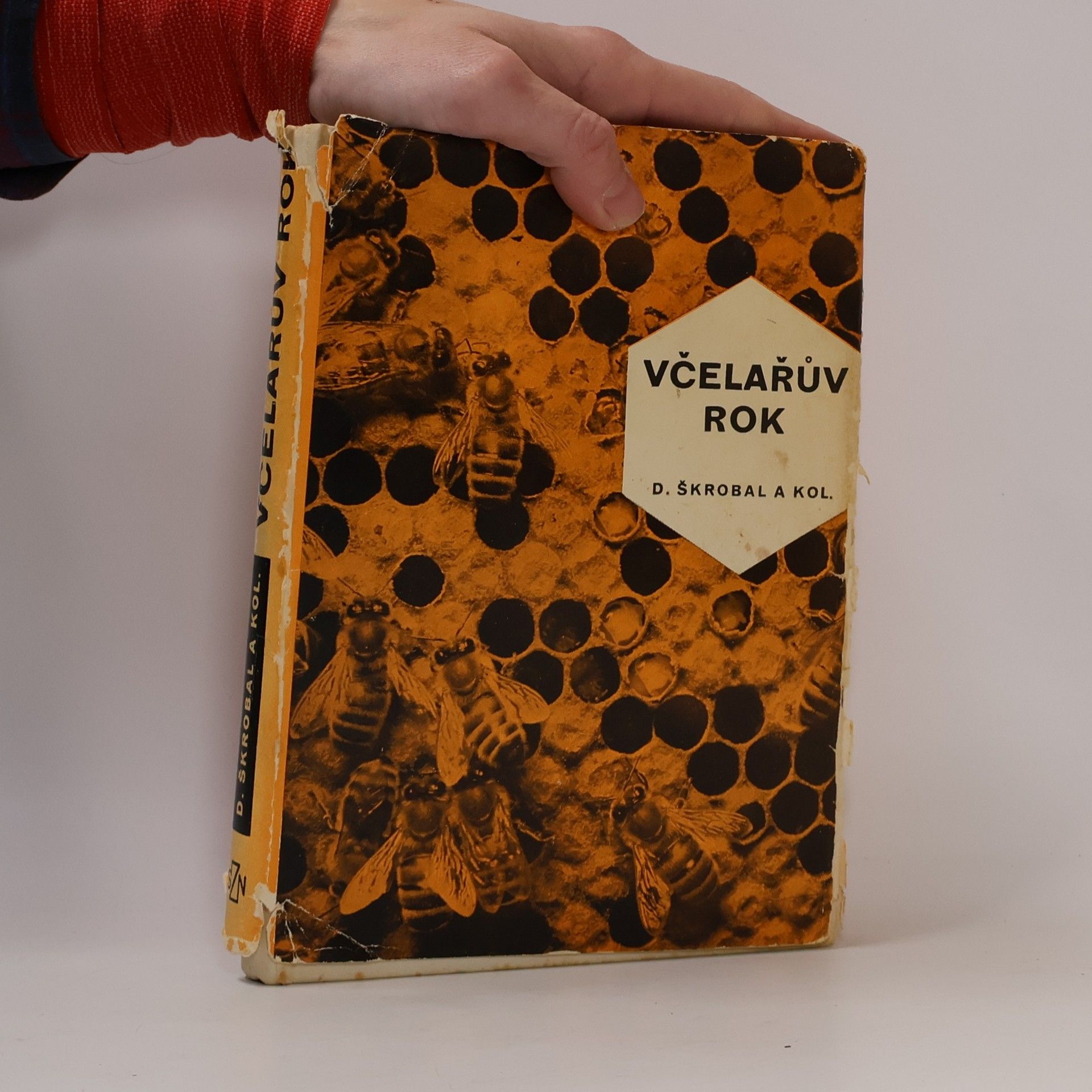 Dimitrij Škrobal Včelařův rok