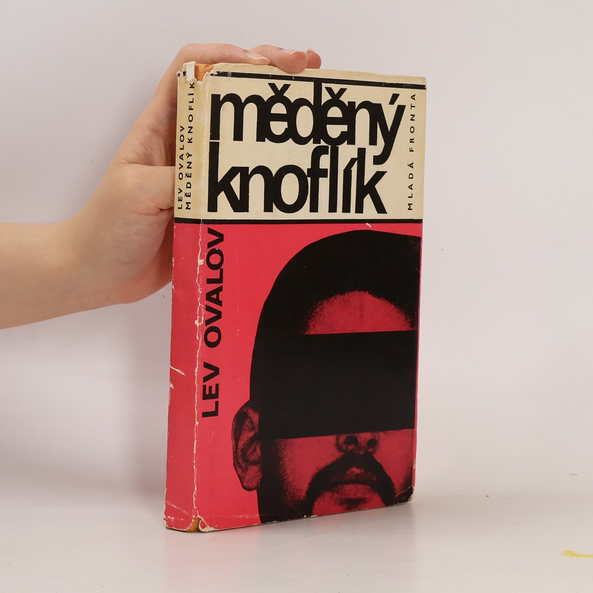 Ovalov Lev Měděný knoflík