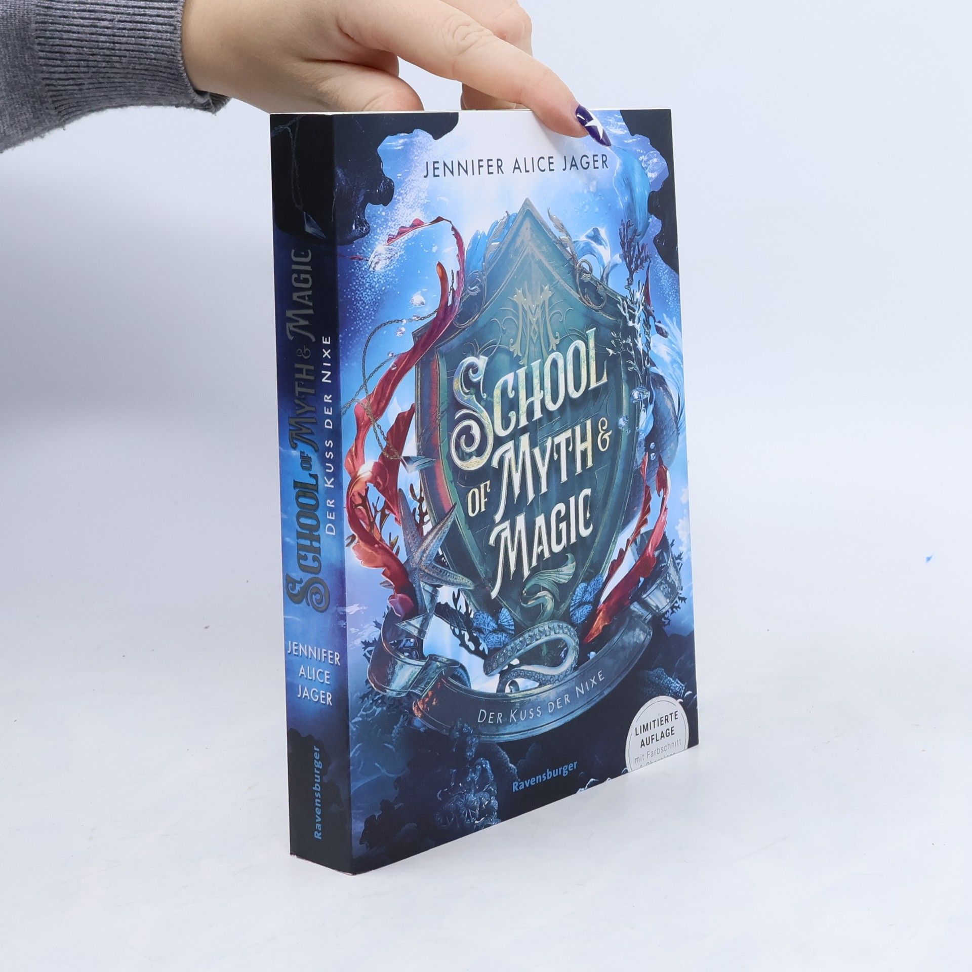 Jennifer Alice Jager School of Myth & Magic, Band 1: Der Kuss der Nixe (Limitierte Auflage mit Farbschnitt und Charakterkarte)