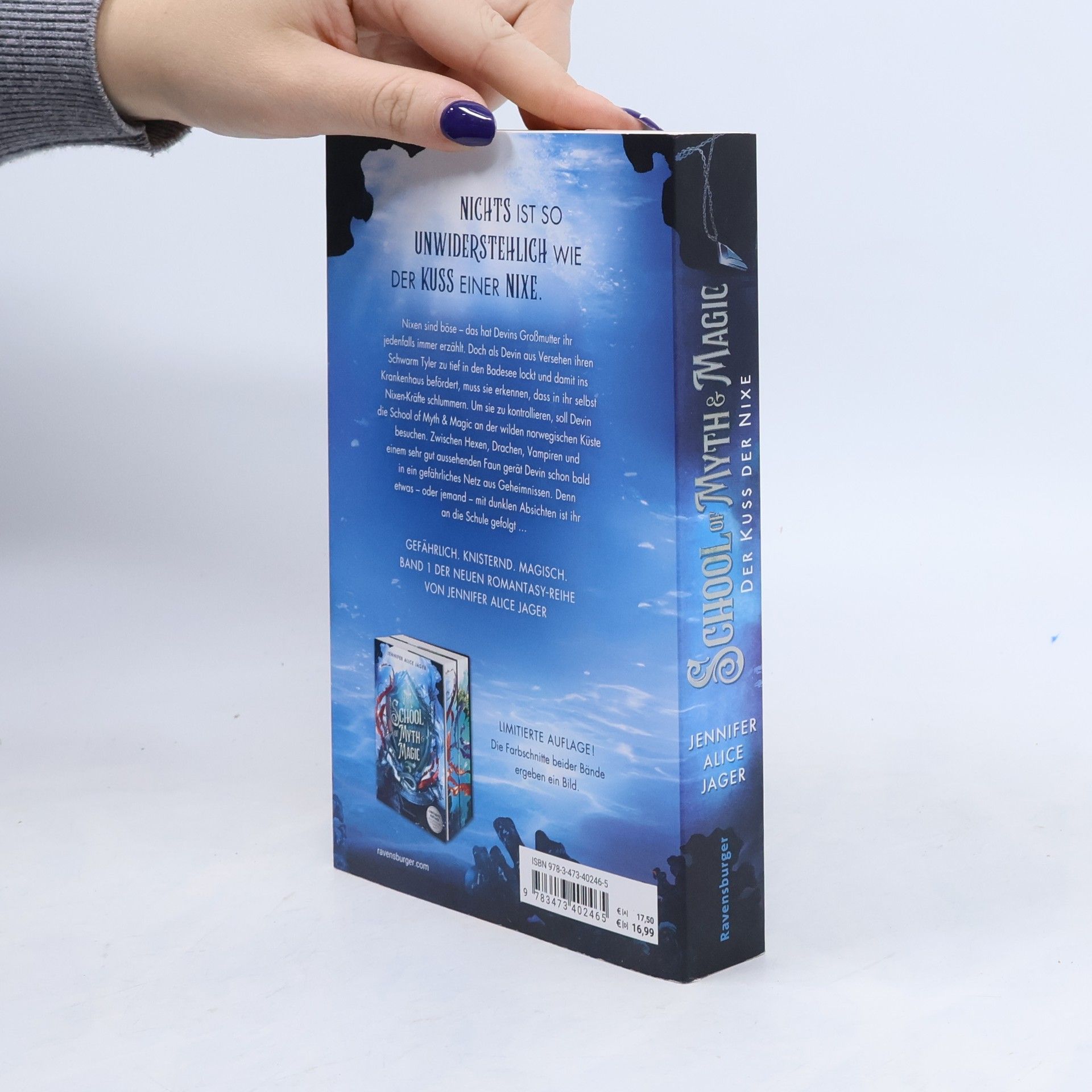 Jennifer Alice Jager School of Myth & Magic, Band 1: Der Kuss der Nixe (Limitierte Auflage mit Farbschnitt und Charakterkarte)