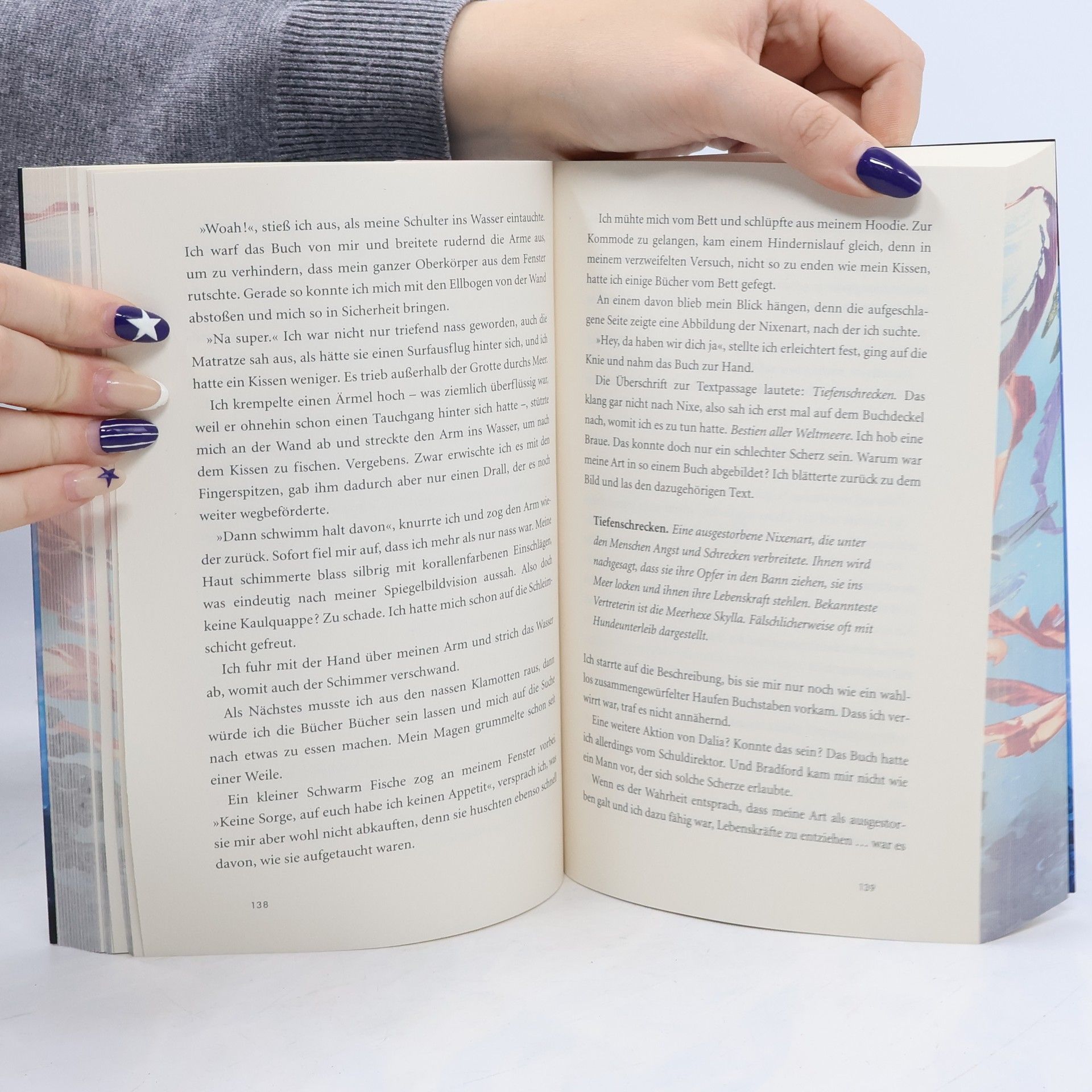 Jennifer Alice Jager School of Myth & Magic, Band 1: Der Kuss der Nixe (Limitierte Auflage mit Farbschnitt und Charakterkarte)