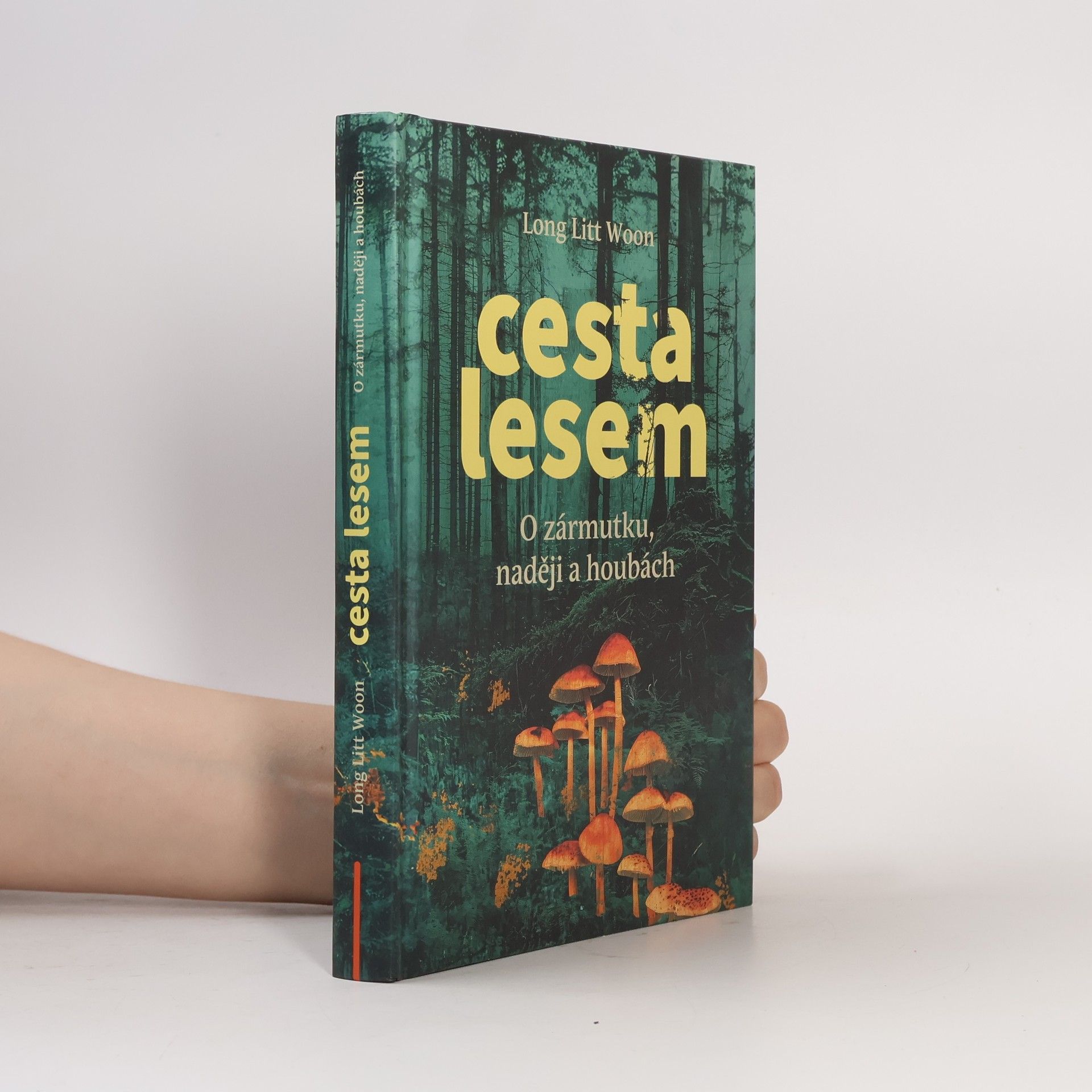 Litt Woon Long Cesta lesem. O zármutku, naději a houbách