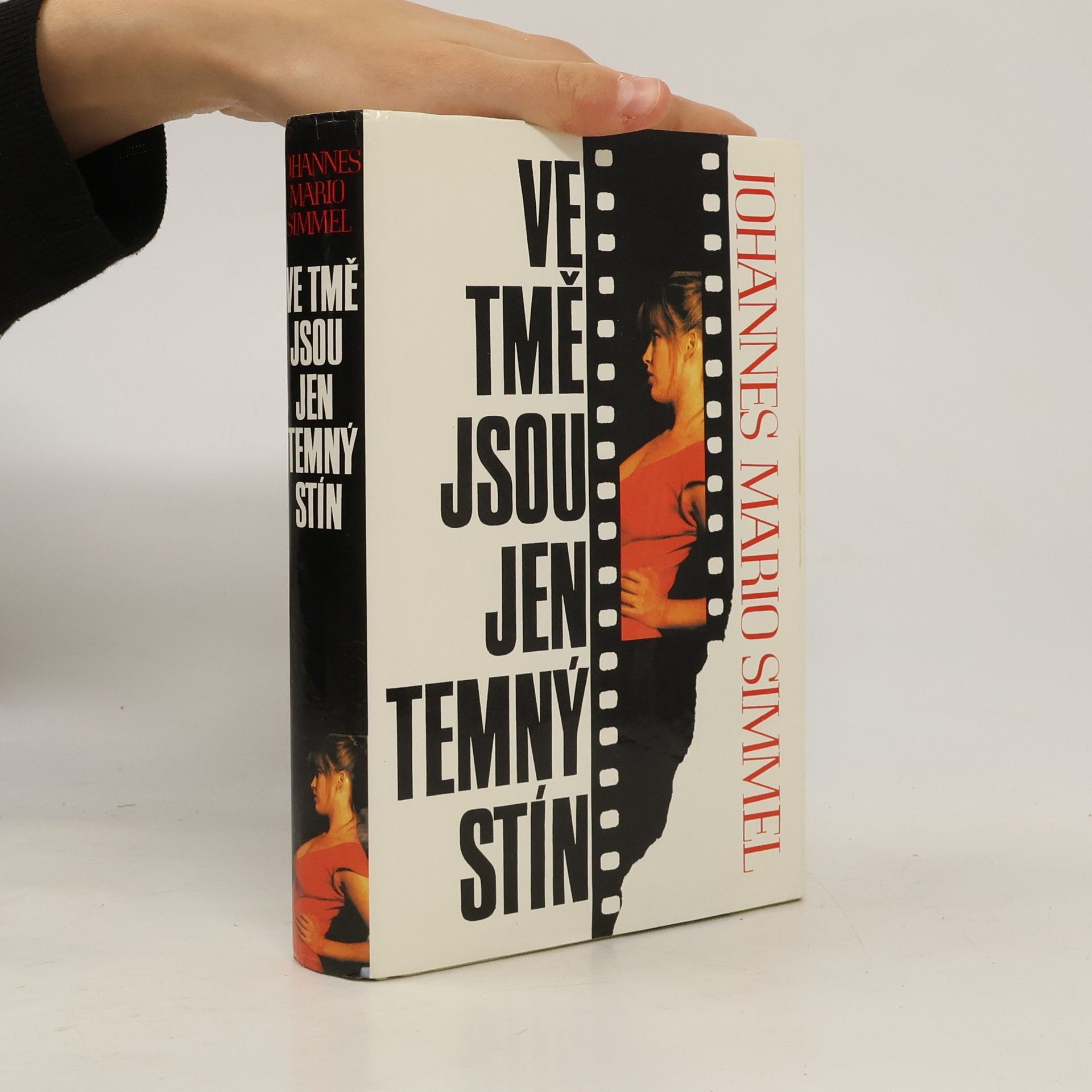 Johannes Mario Simmel Ve tmě jsou jen temný stín