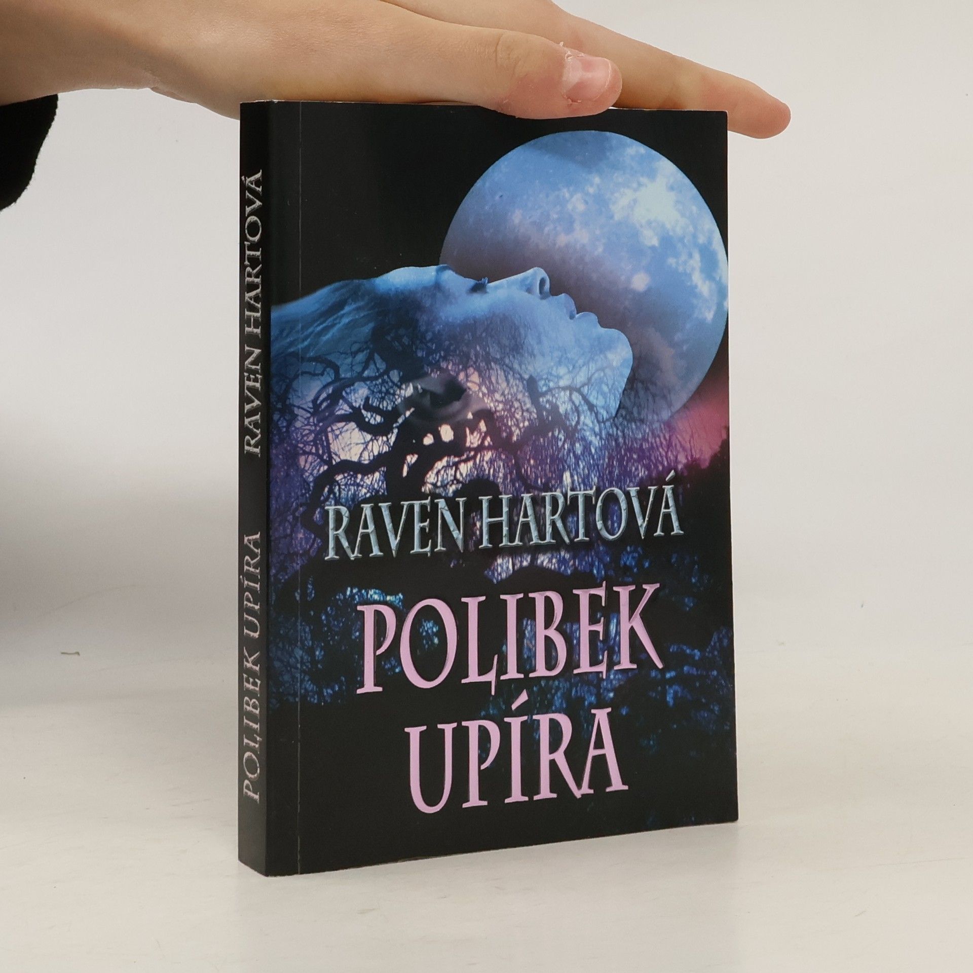 Raven Hart Polibek upíra