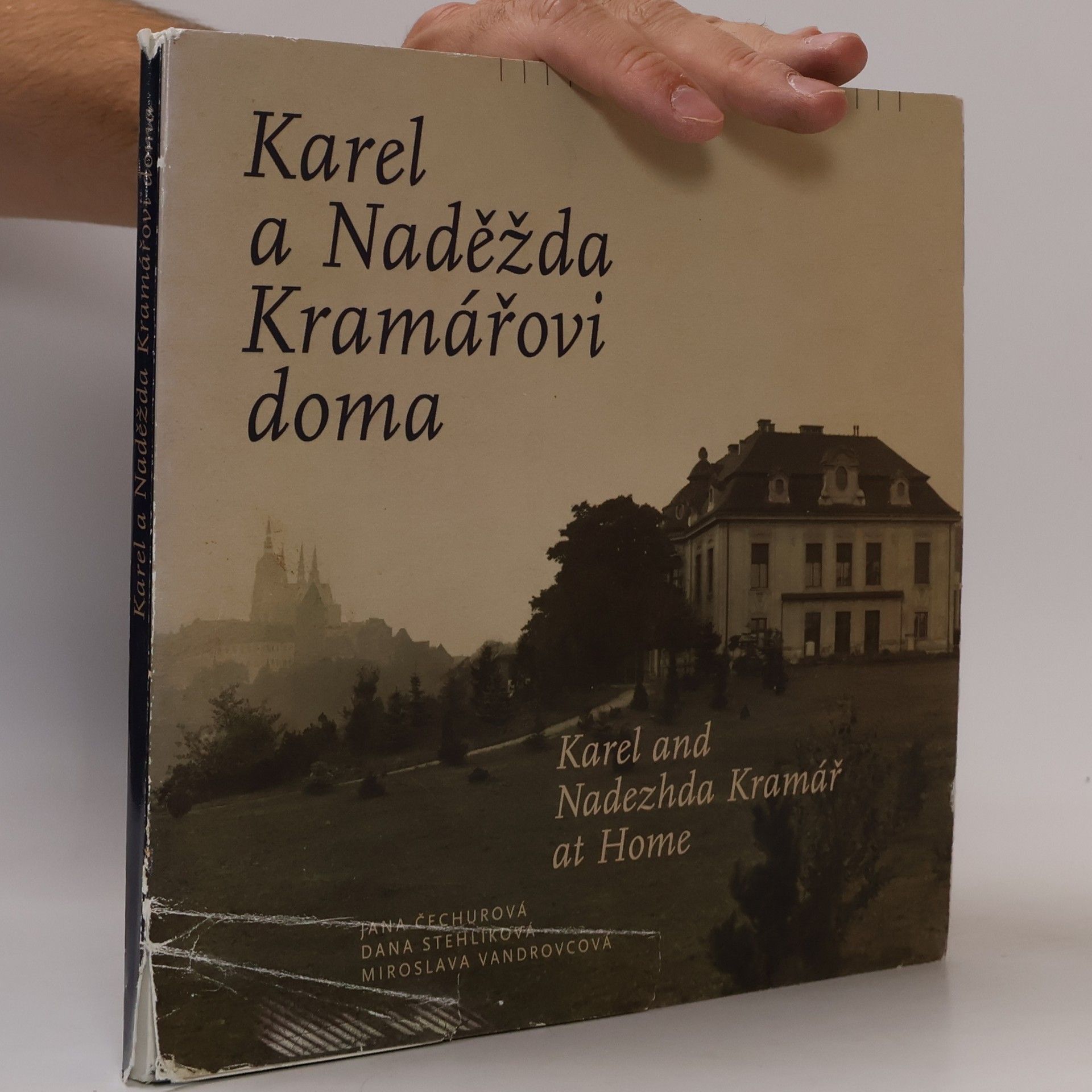 Miroslava Vandrovcová Karel a Naděžda Kramářovi doma. Karel and Nadezhda Kramář at home