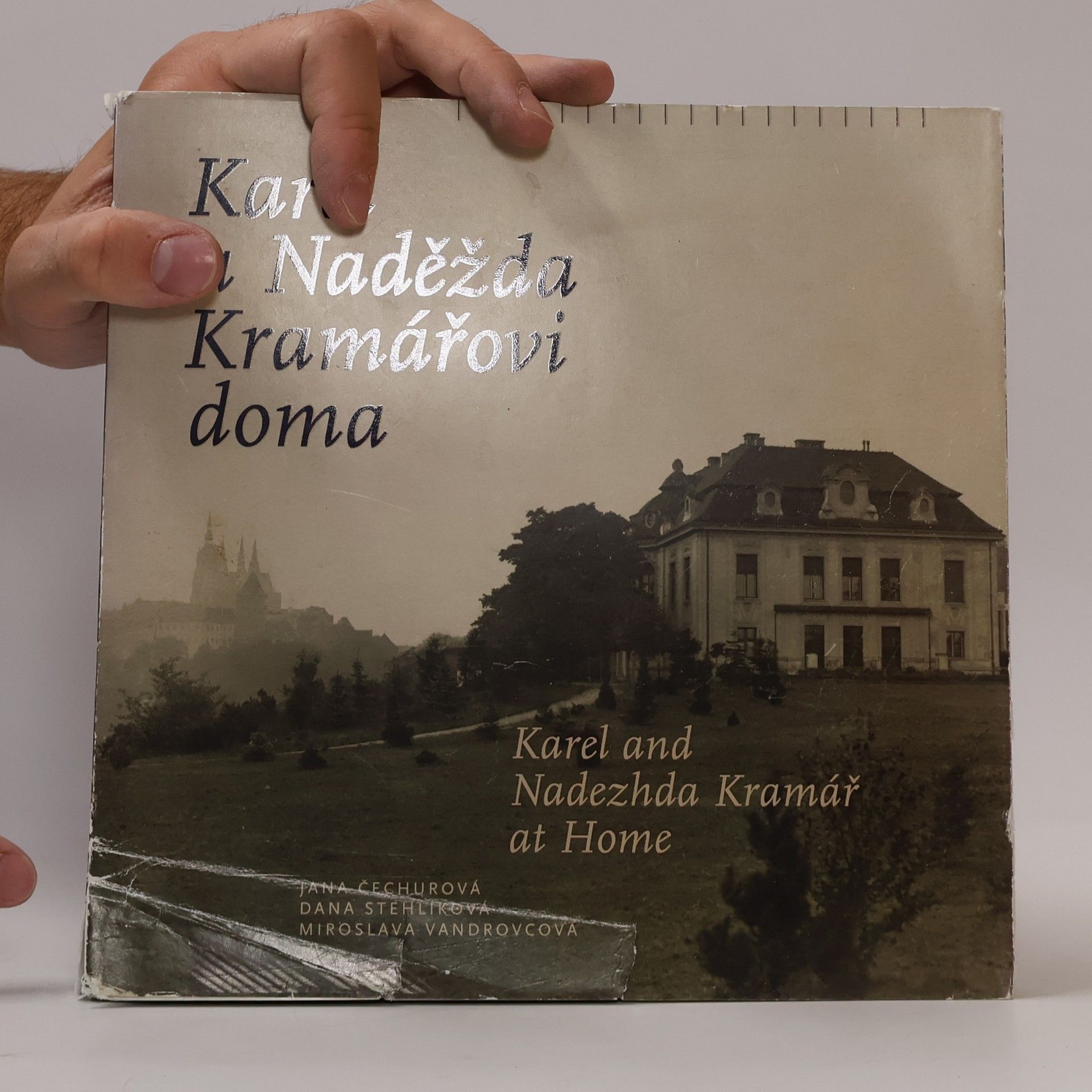 Jana Čechurová Karel a Naděžda Kramářovi doma. Karel and Nadezhda Kramář at home