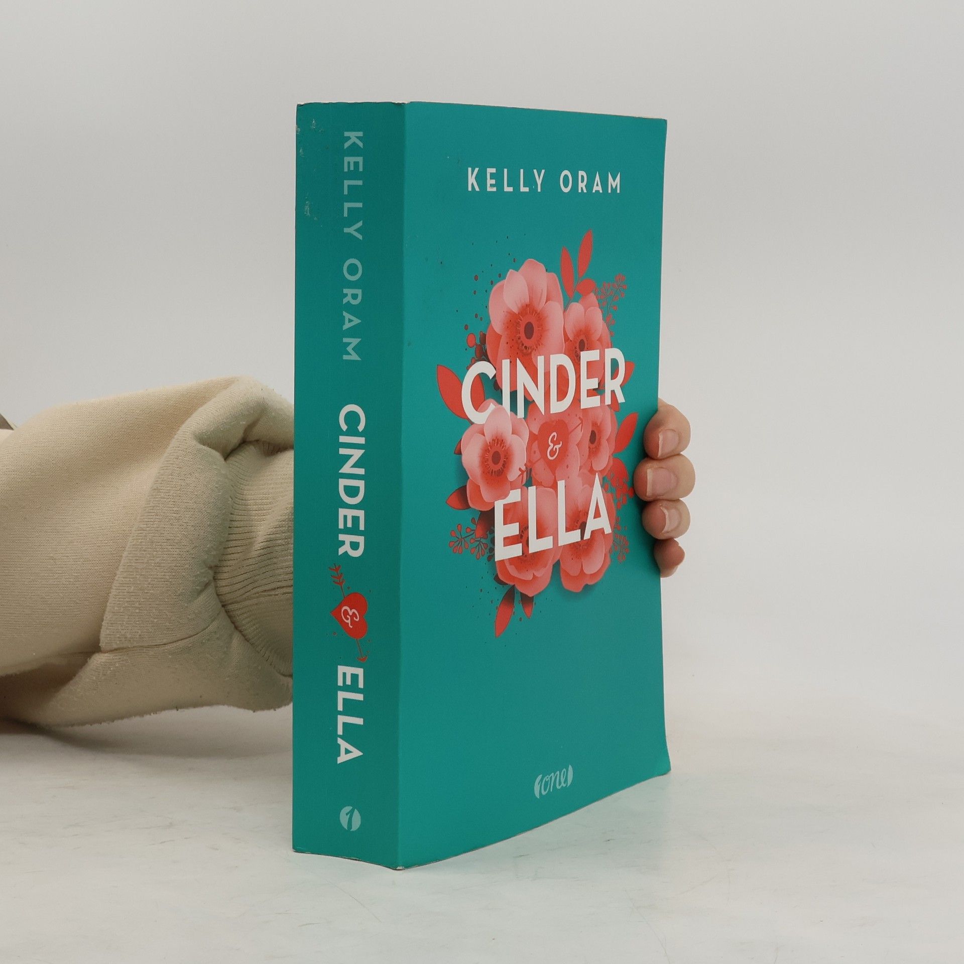 Kelly Oram Cinder & Ella 1