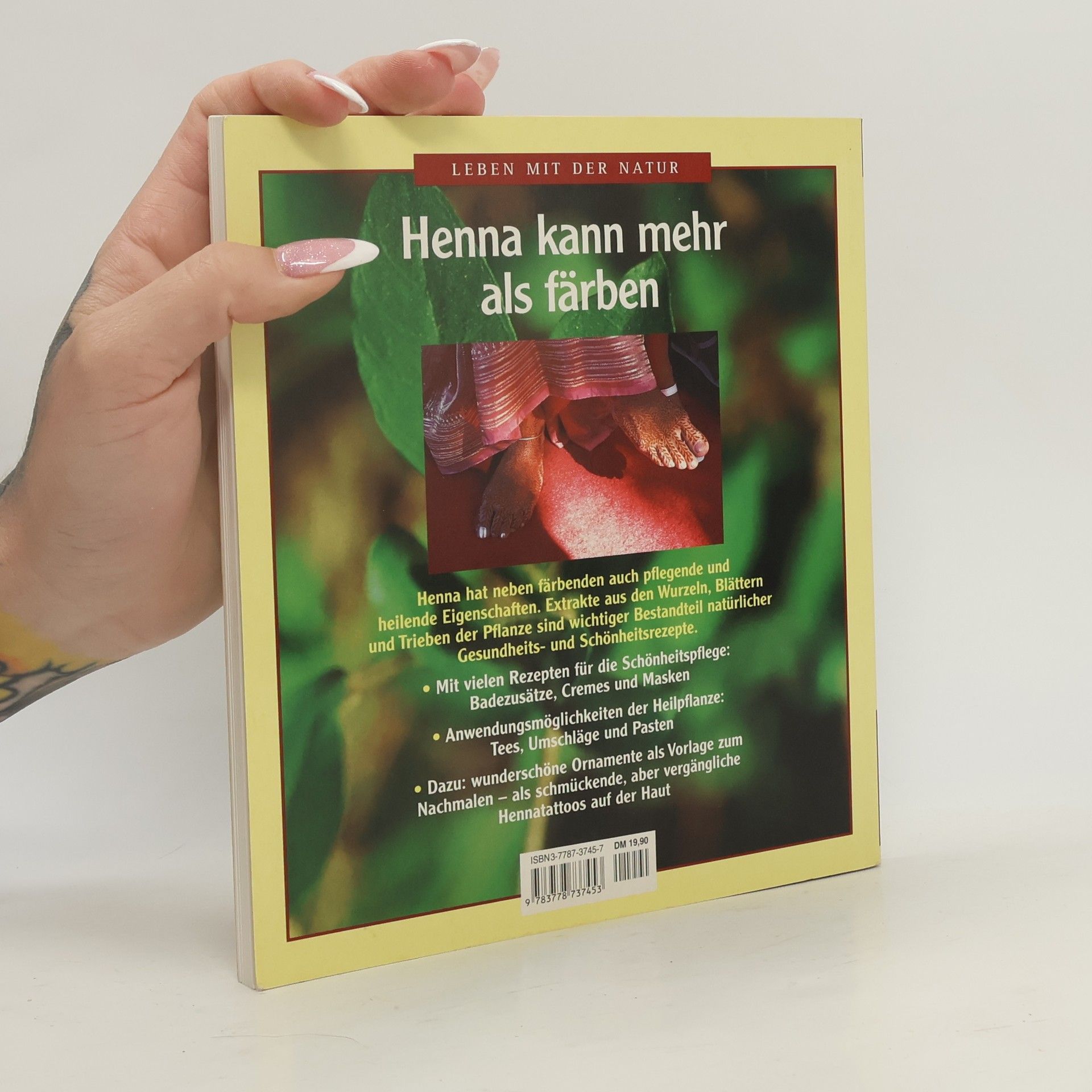 Cornelia Emilian Henna von Kopf bis Fuß