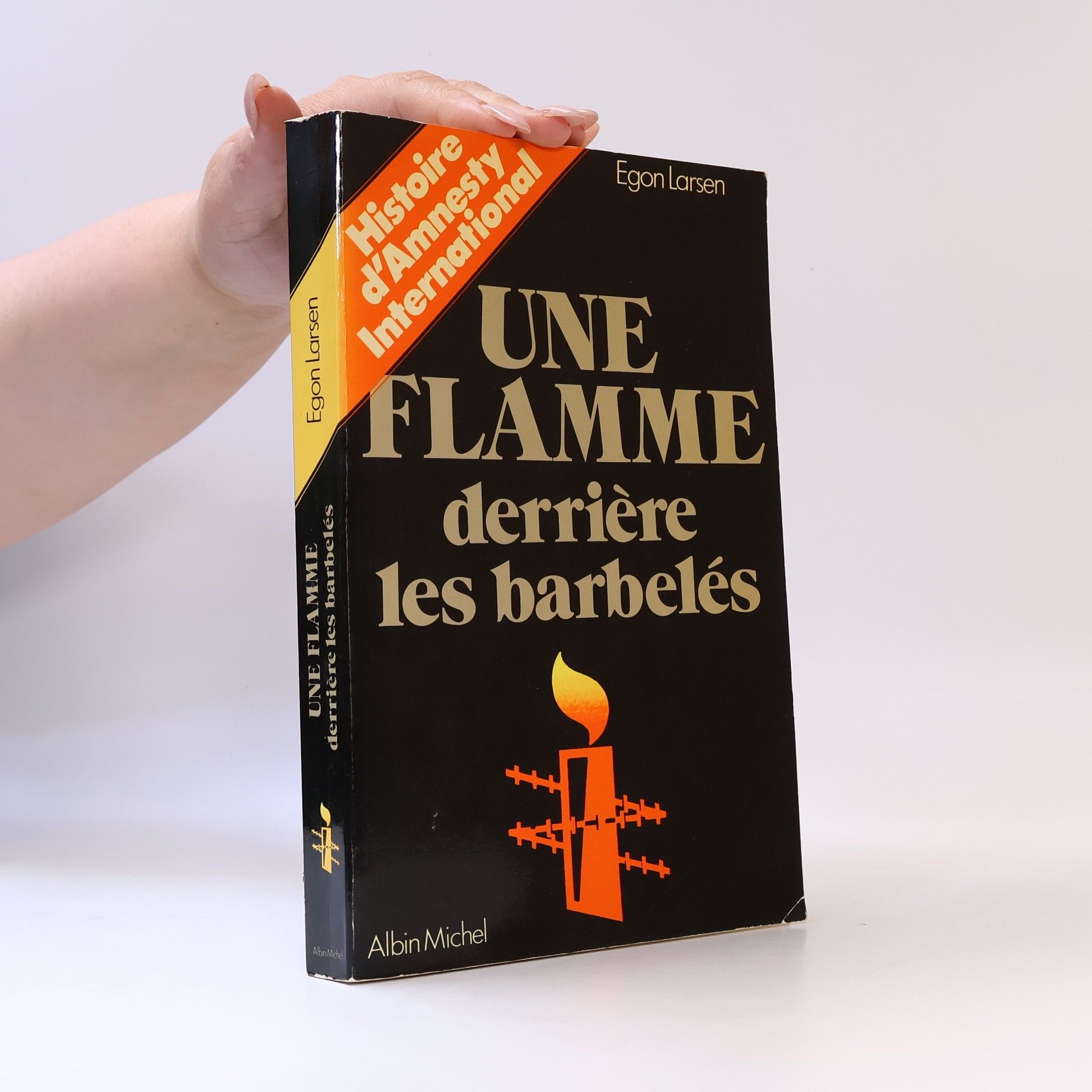 Egon Larsen Une flamme derrière les barbelés