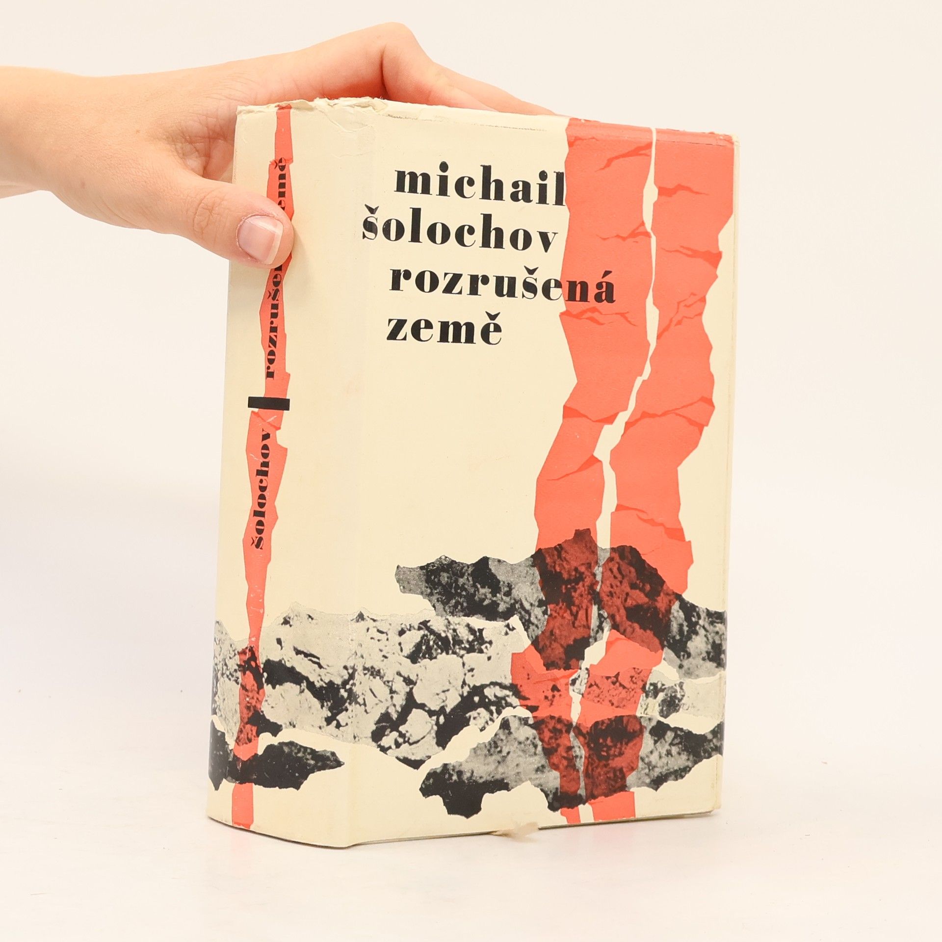 Michail Aleksandrovič Šolochov Rozrušená země