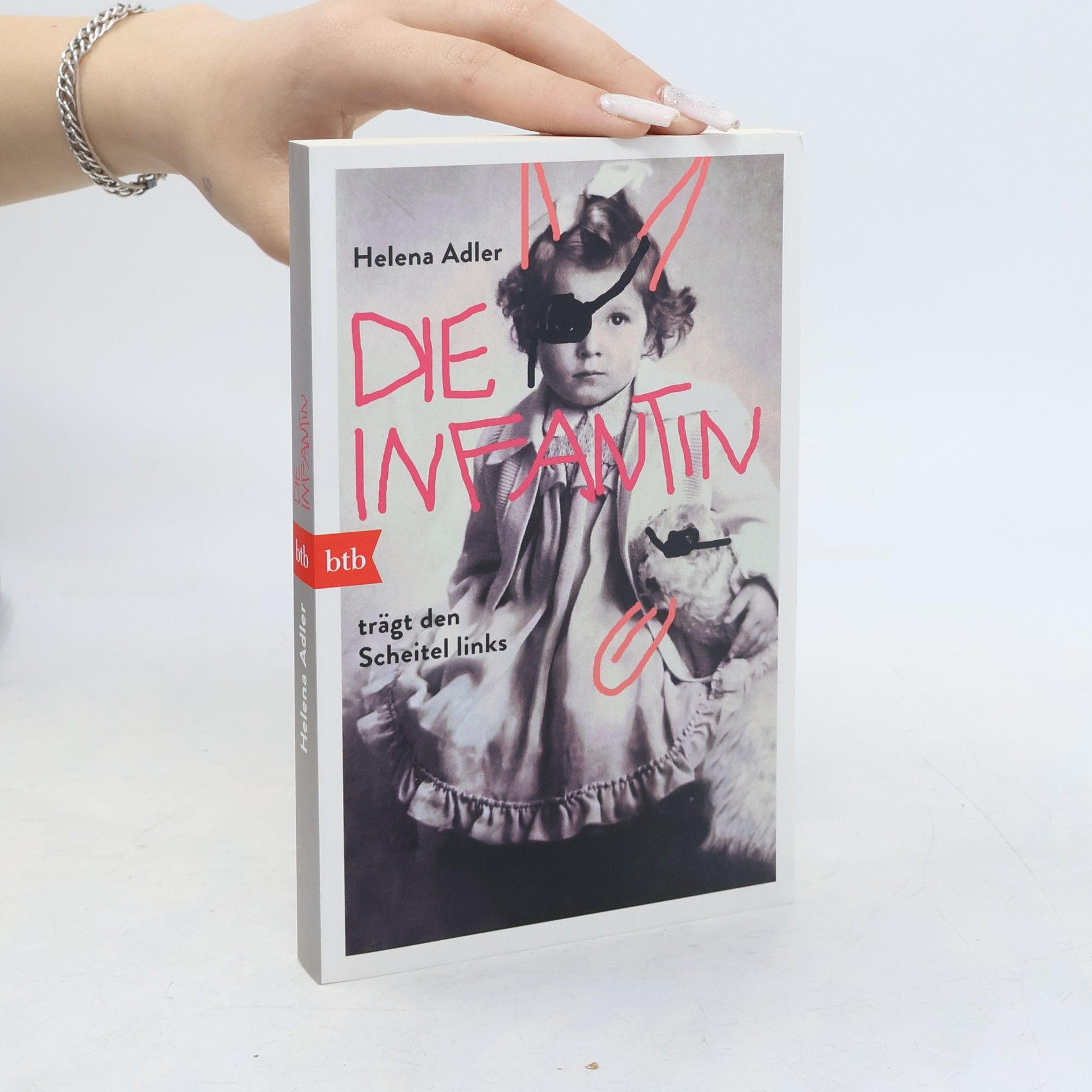 Helena Adler Die Infantin trägt den Scheitel links