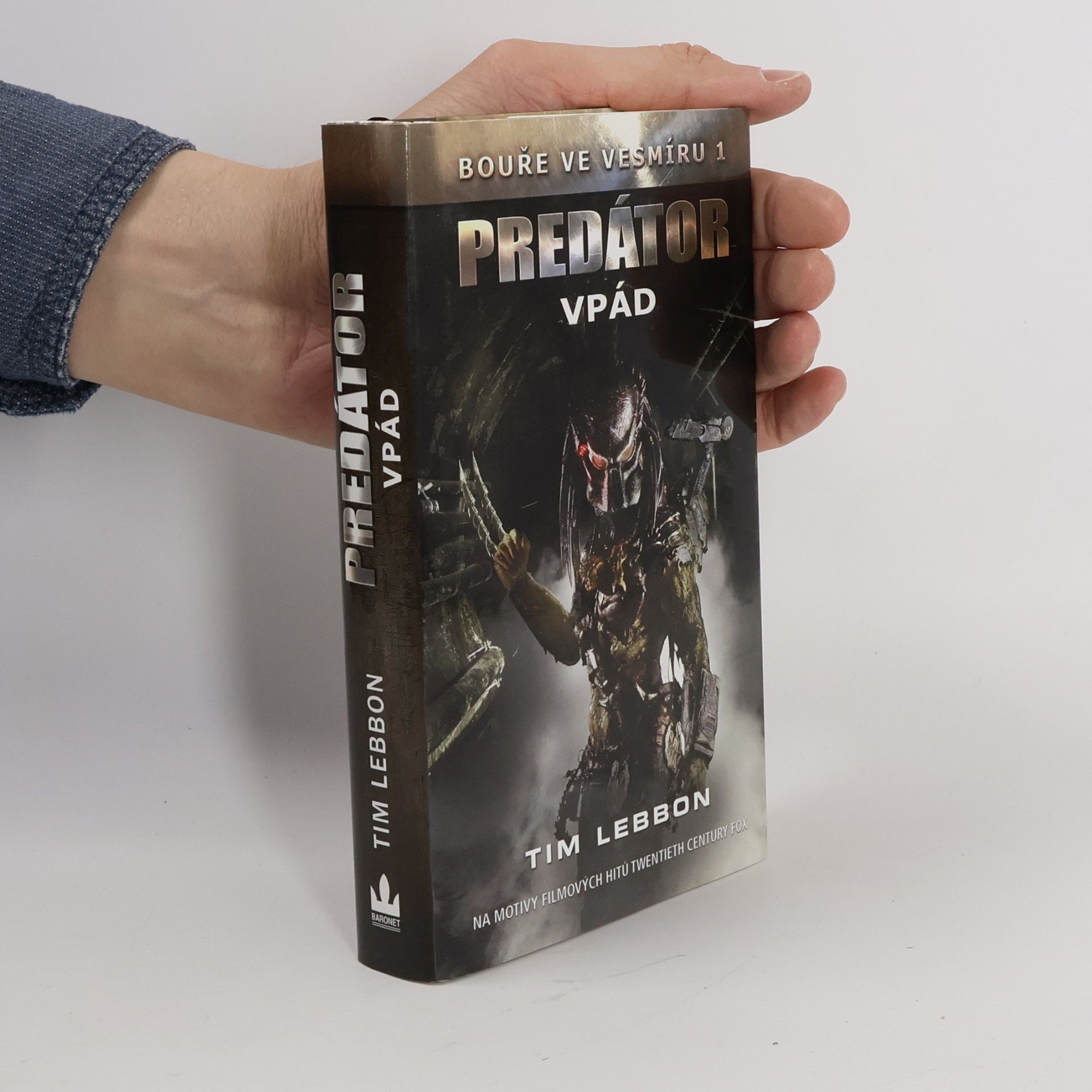 Tim Lebbon Bouře ve vesmíru. 1, Predátor - Vpád