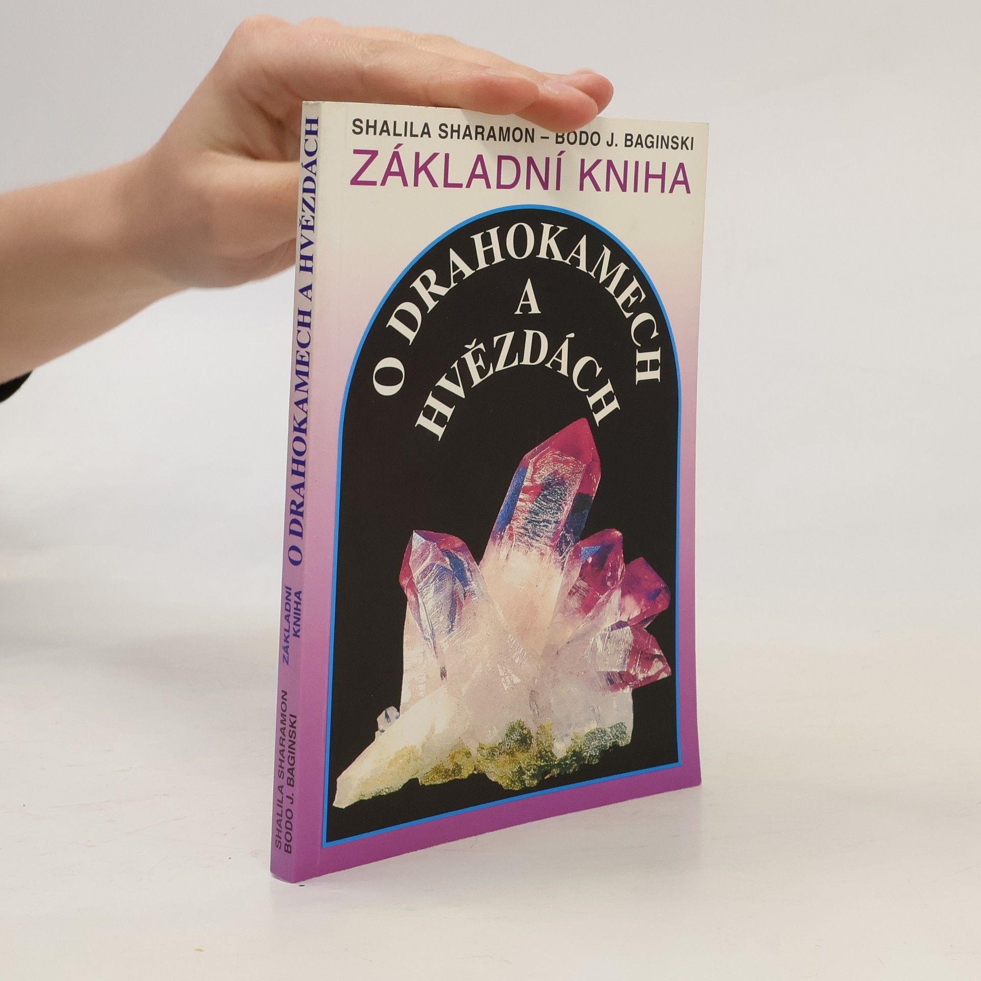Shalila Sharamon Základní kniha o drahokamech a hvězdách. Tajemné síly drahých kamenů a jejich vztah k dvanácti znamením zvěrokruhu