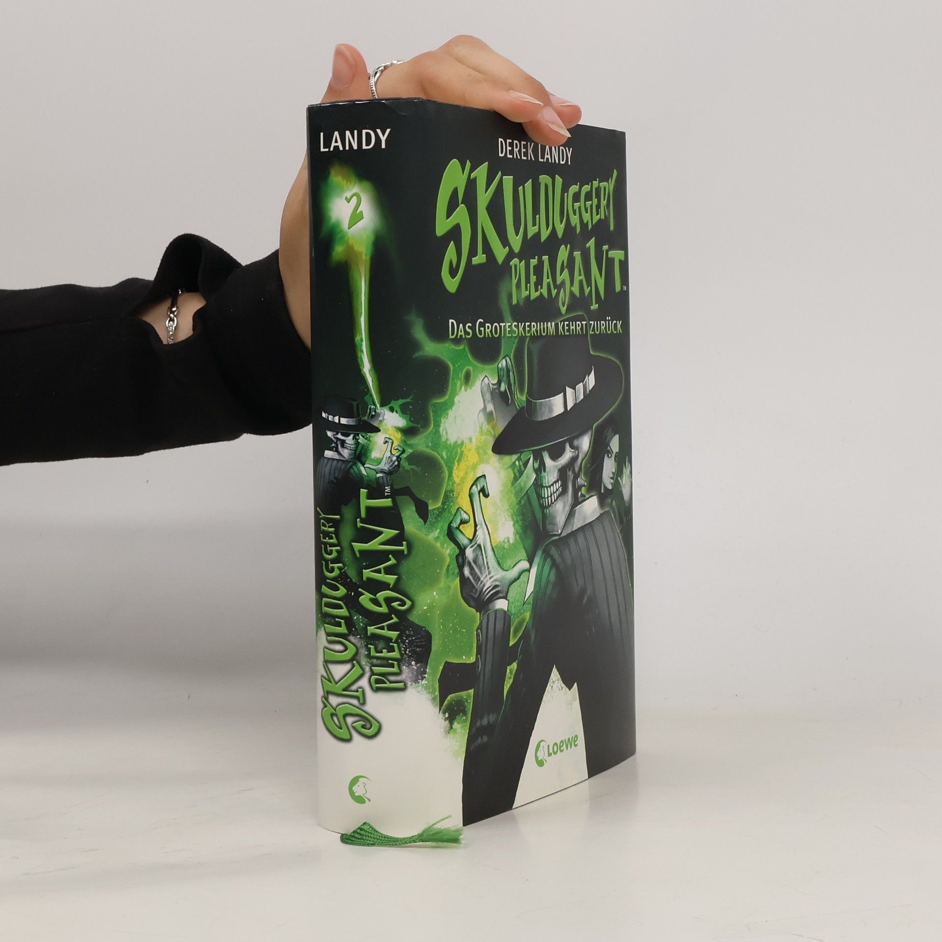 Derek Landy Skulduggery Pleasant 2