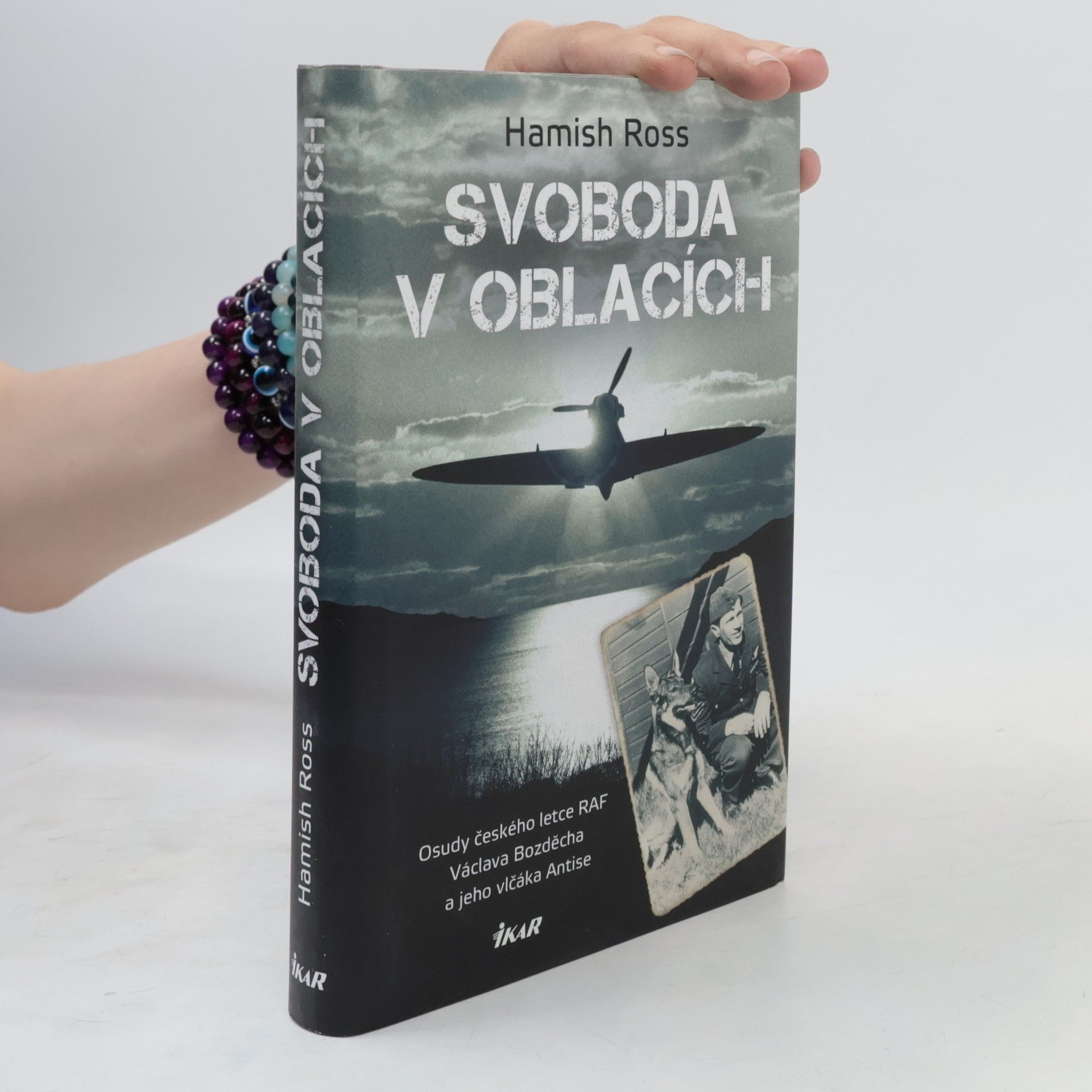 Hamis Ross Svoboda v oblacích - Osudy českého letce RAF Václava Bozděcha a jeho vlčáka Antise