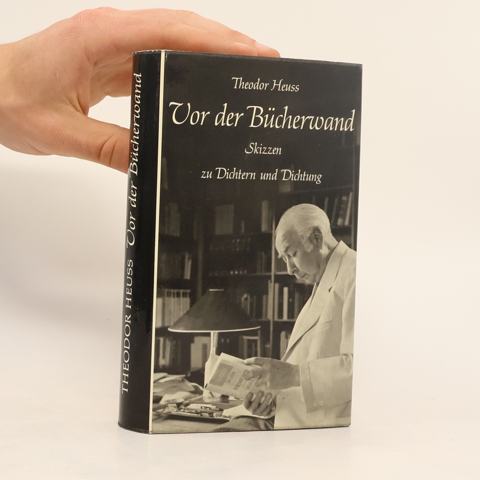 Theodor Heuss Vor der Bücherwand
