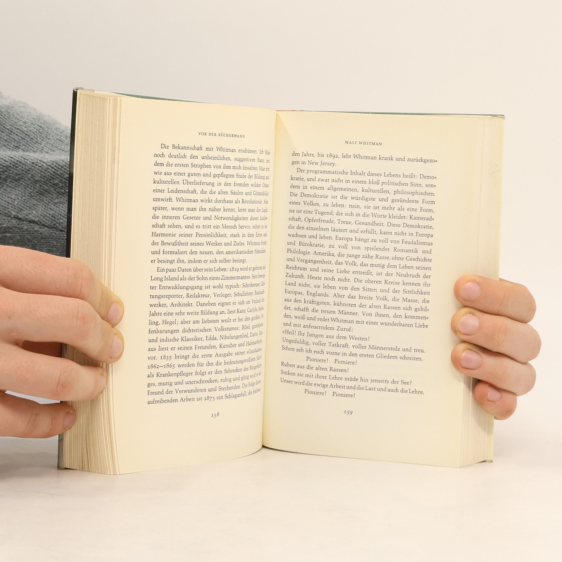 Theodor Heuss Vor der Bücherwand