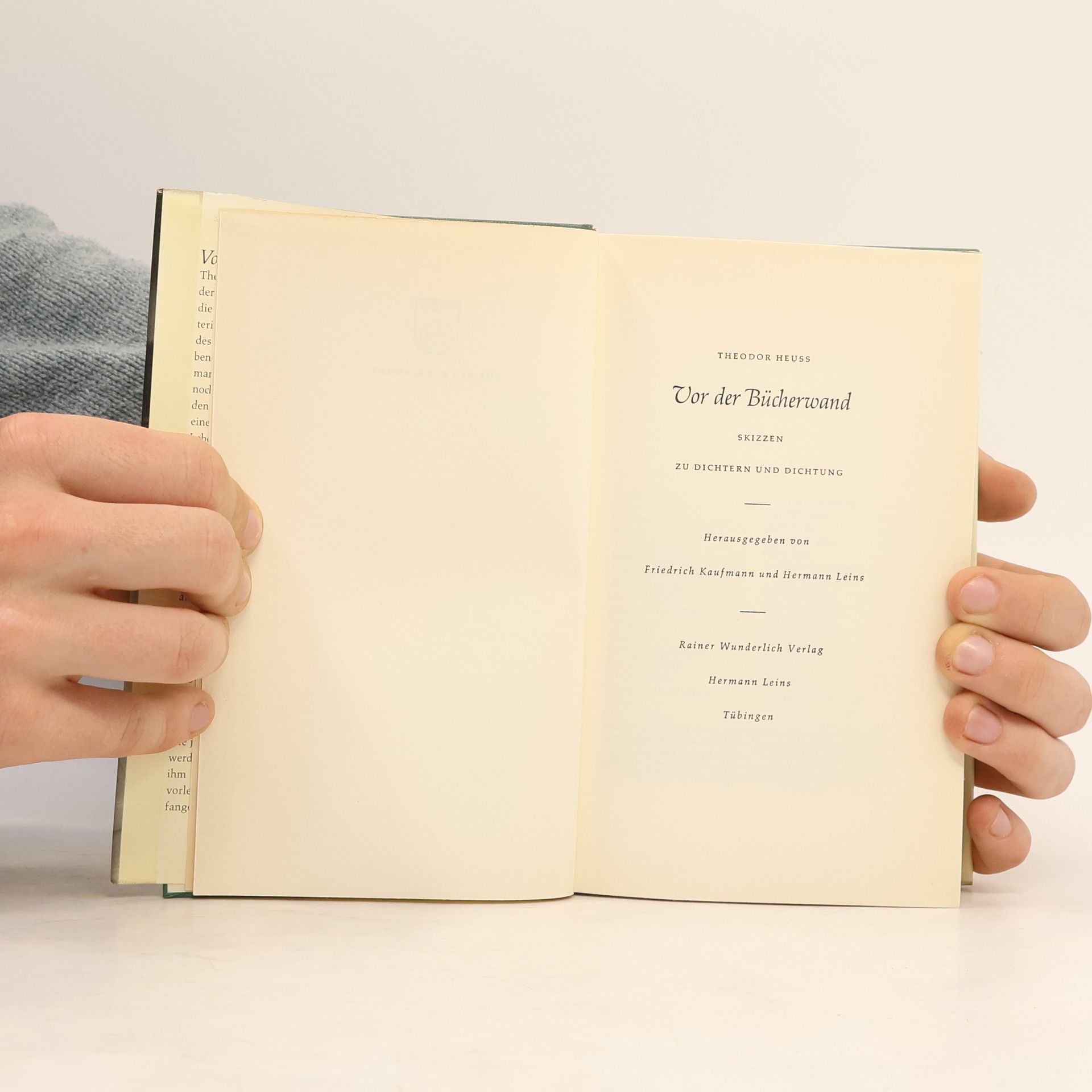 Theodor Heuss Vor der Bücherwand