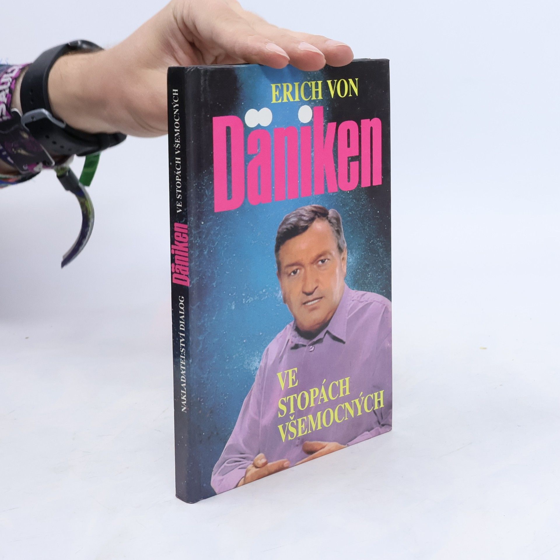 Erich von Däniken Ve stopách všemocných