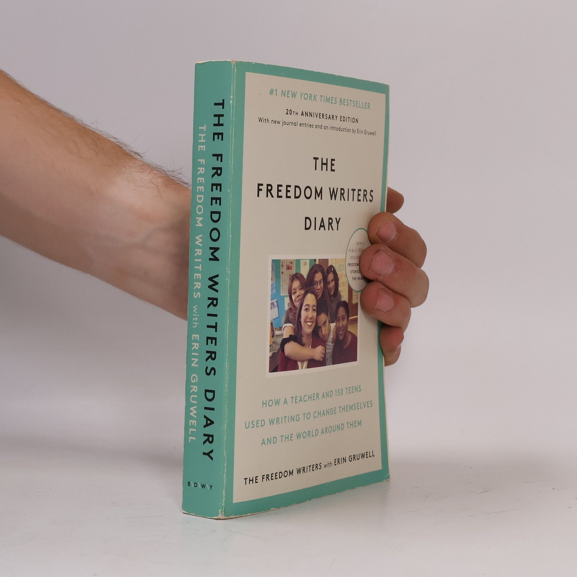 Erin Gruwell The freedom writers diary : how a teacher and 150 teens used writing to change themselves and the world around them