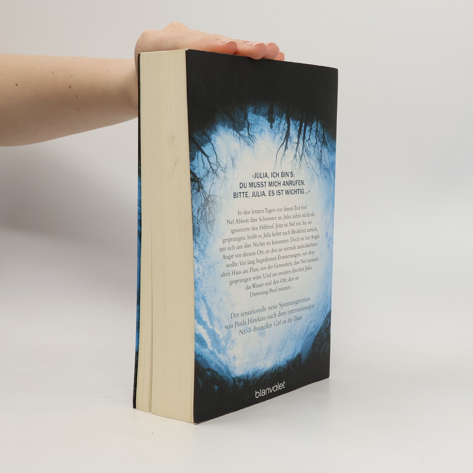 Paula Hawkins Into the Water
