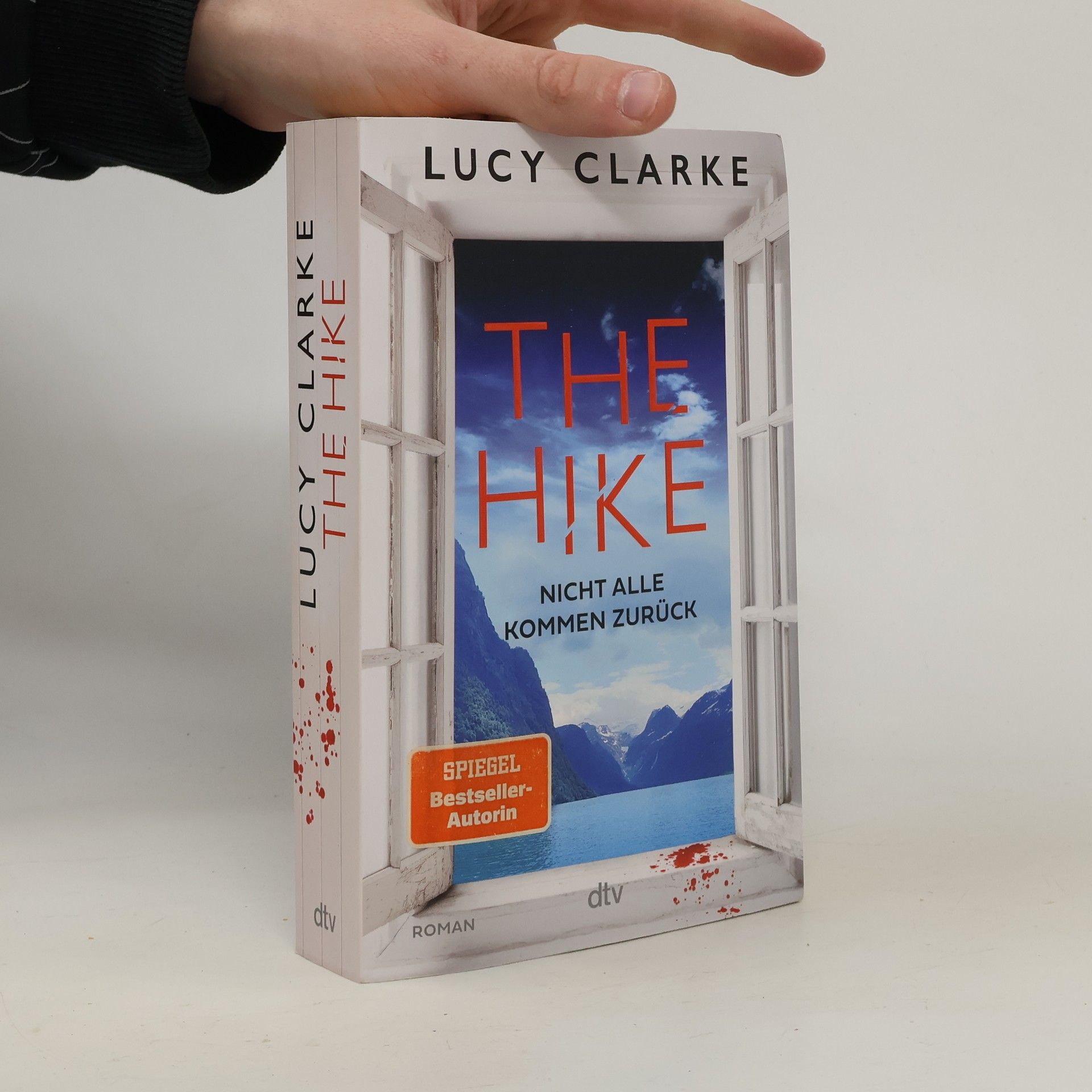 Lucy Clarke The Hike