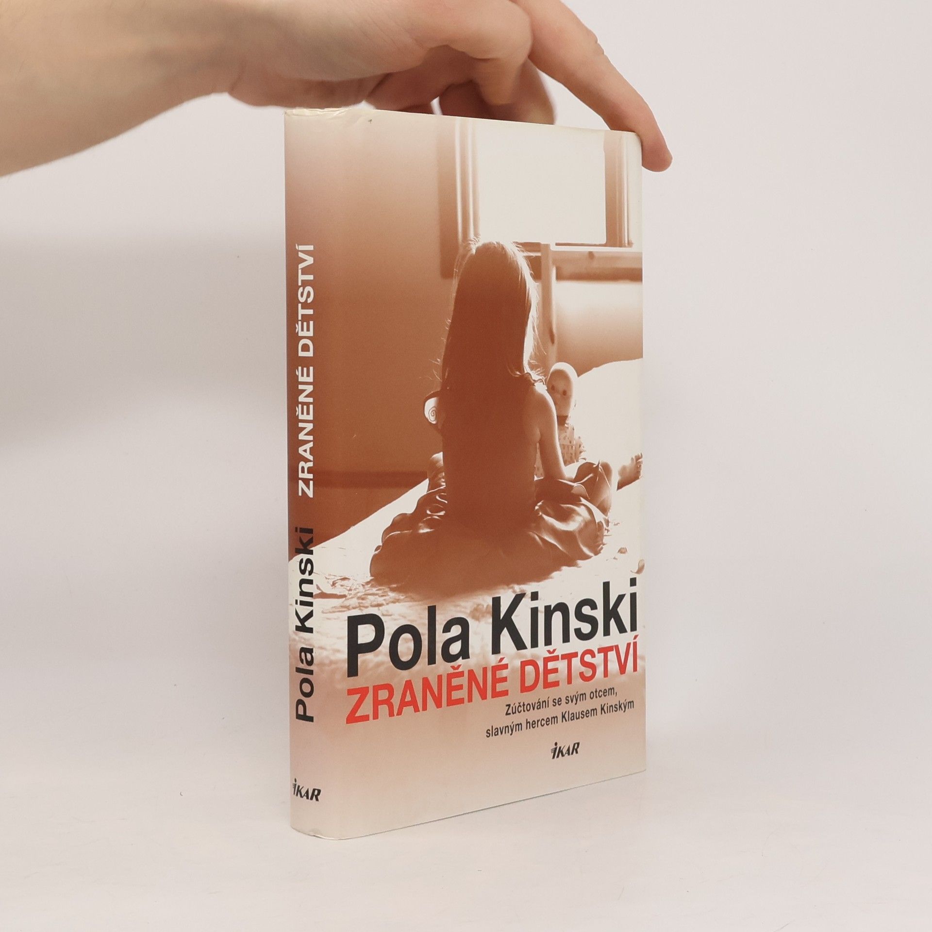 Pola Kinski Zraněné dětství : Zúčtování se svým otcem, slavným hercem Klausem Kinským