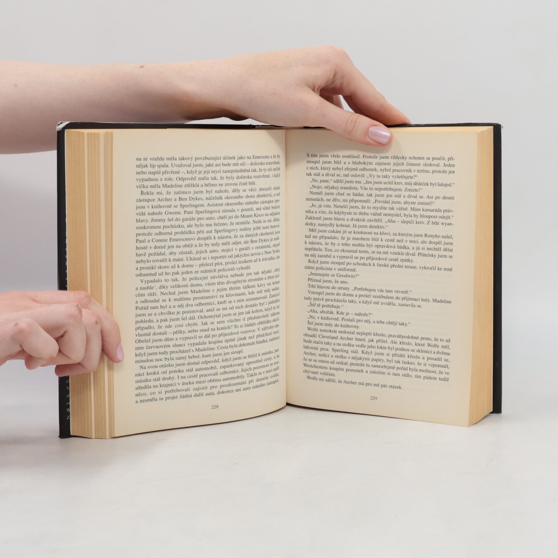Rex Stout Úsměv sluší zločincům. Dvojí přiznání. V nejlepších rodinách.