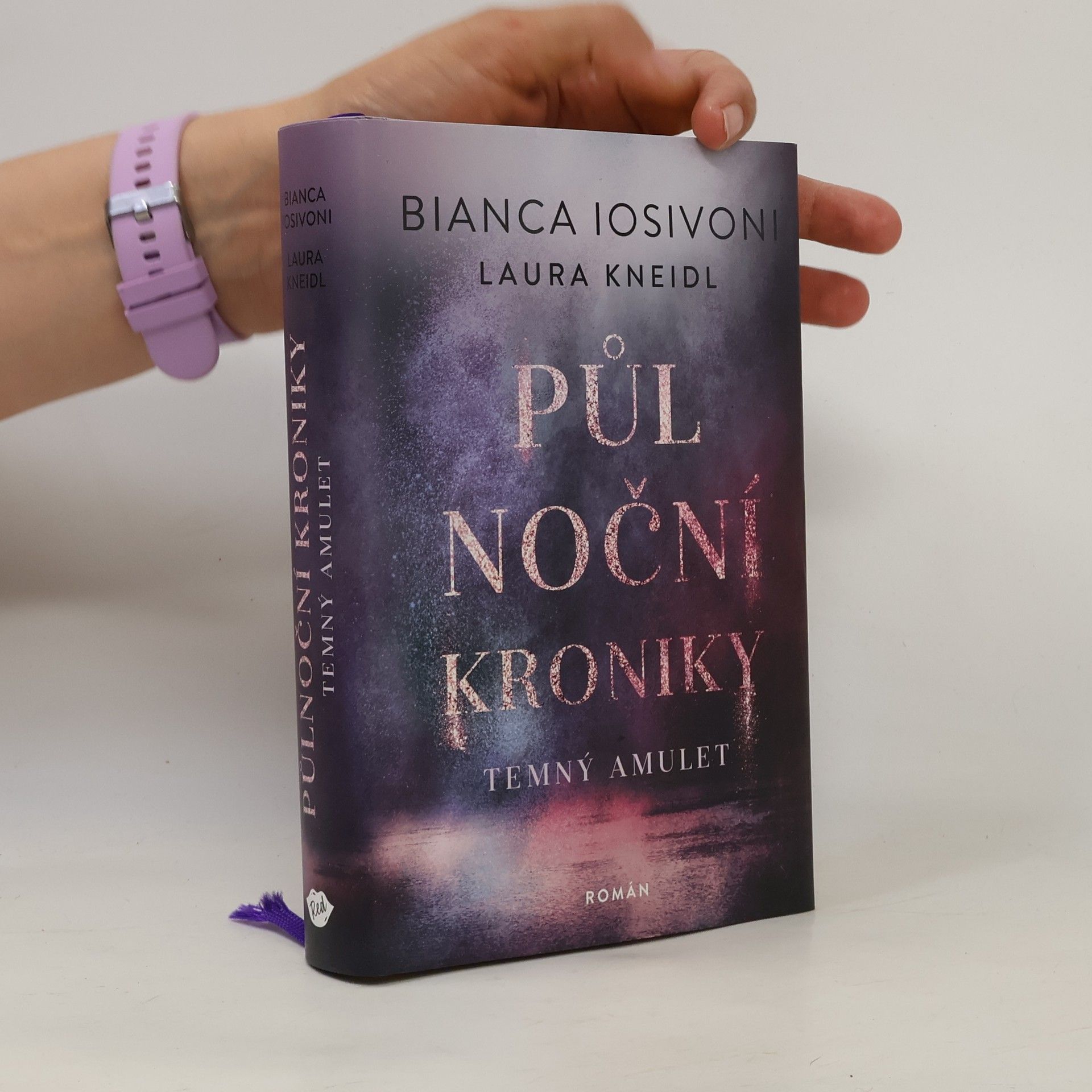Půlnoční kroniky: Temný amulet.