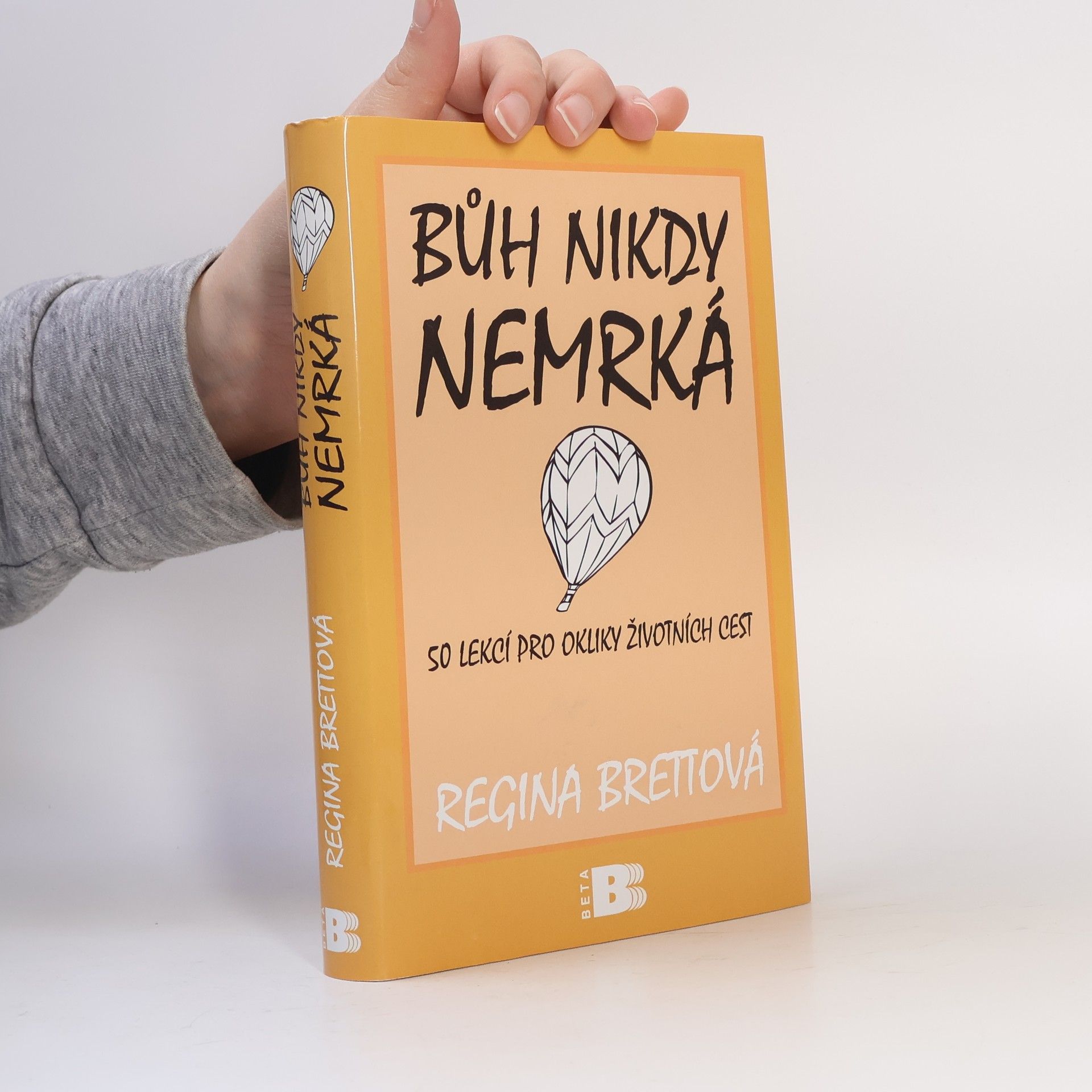 Regina Brett Bůh nikdy nemrká : 50 lekcí pro okliky životních cest
