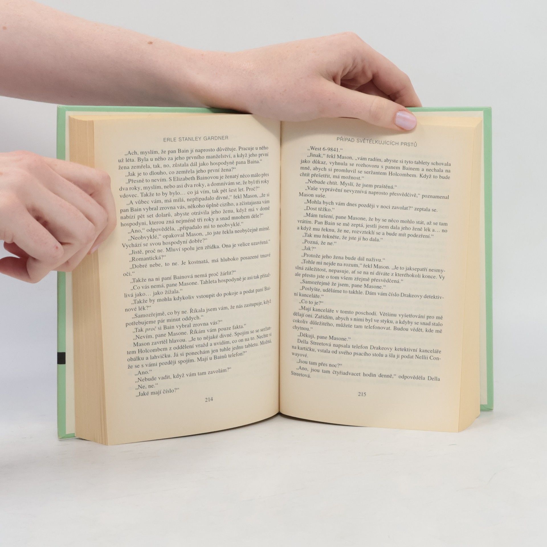 Erle Stanley Gardner Případ vyjícího psa / Případ světélkujících prstů