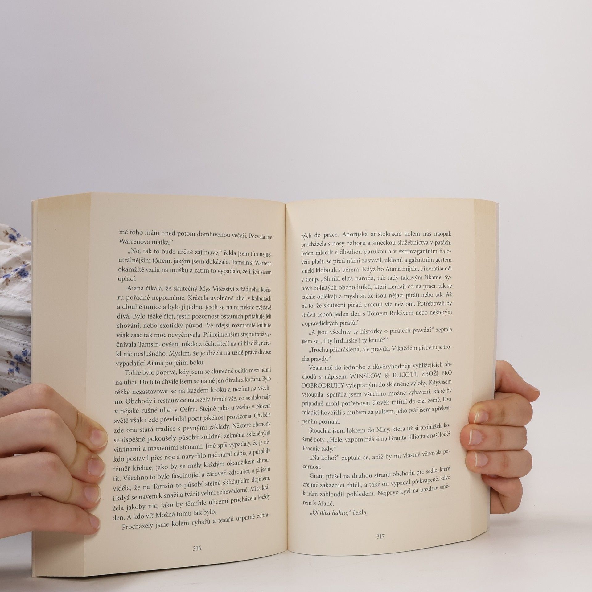 Richelle Mead Třpytný dvůr