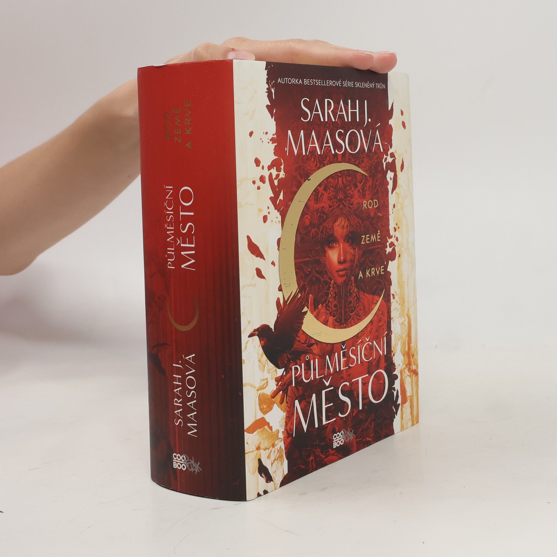 Sarah J. Maas Půlměsíční město. Rod země a krve