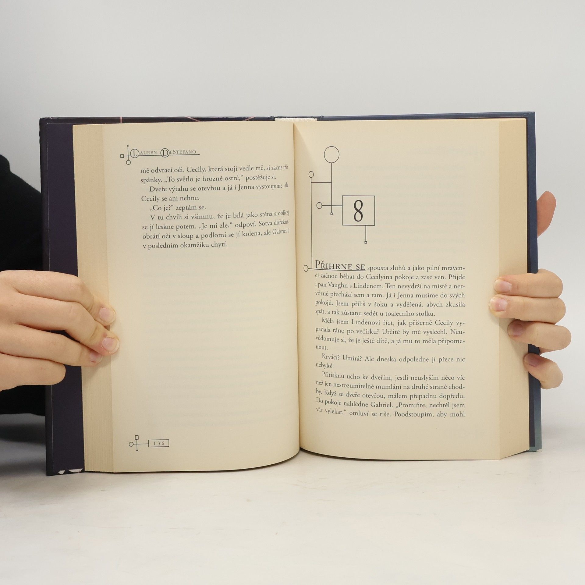 Lauren DeStefano Zahrada nesmrtelnosti 1. Past