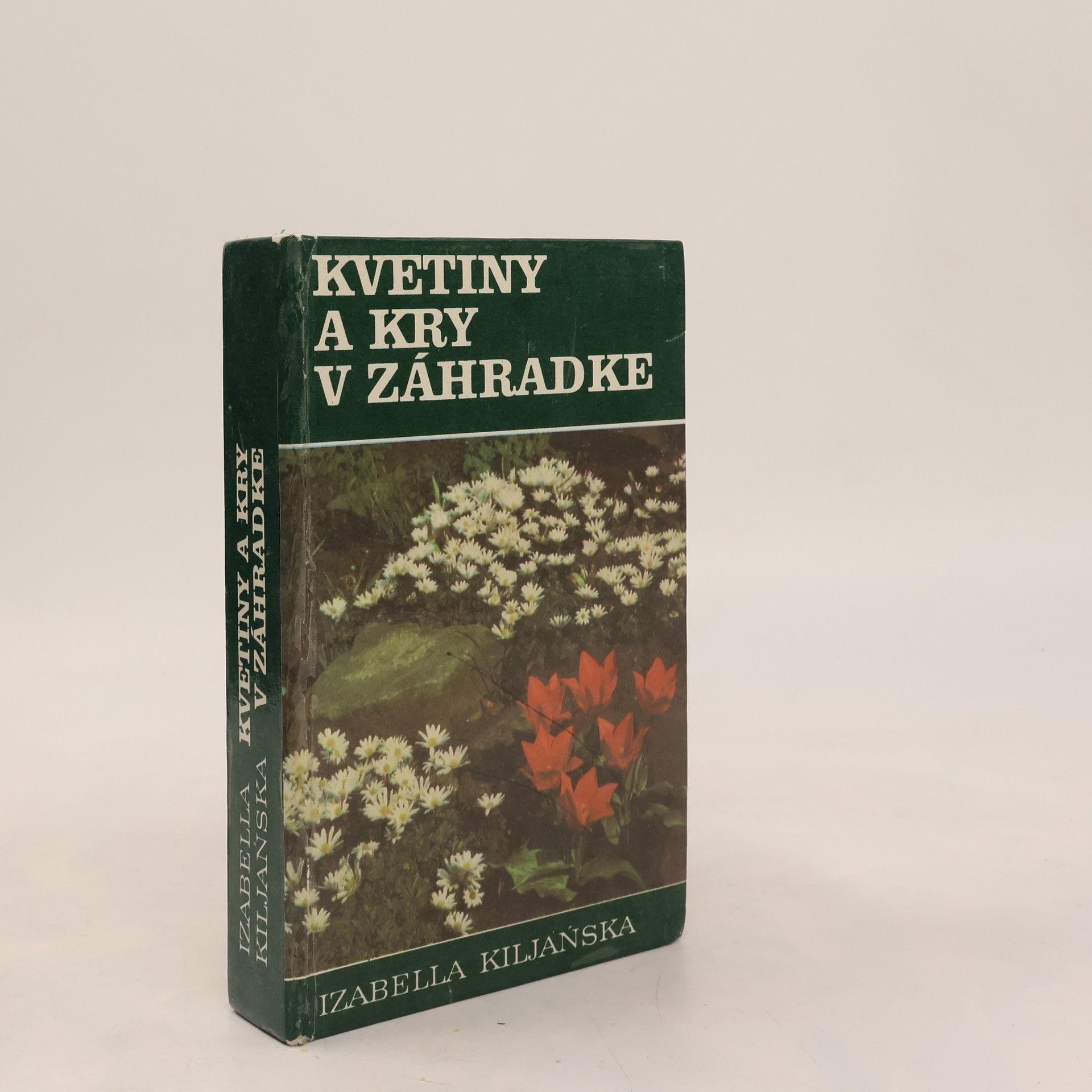 Kvetiny a kry v záhradke