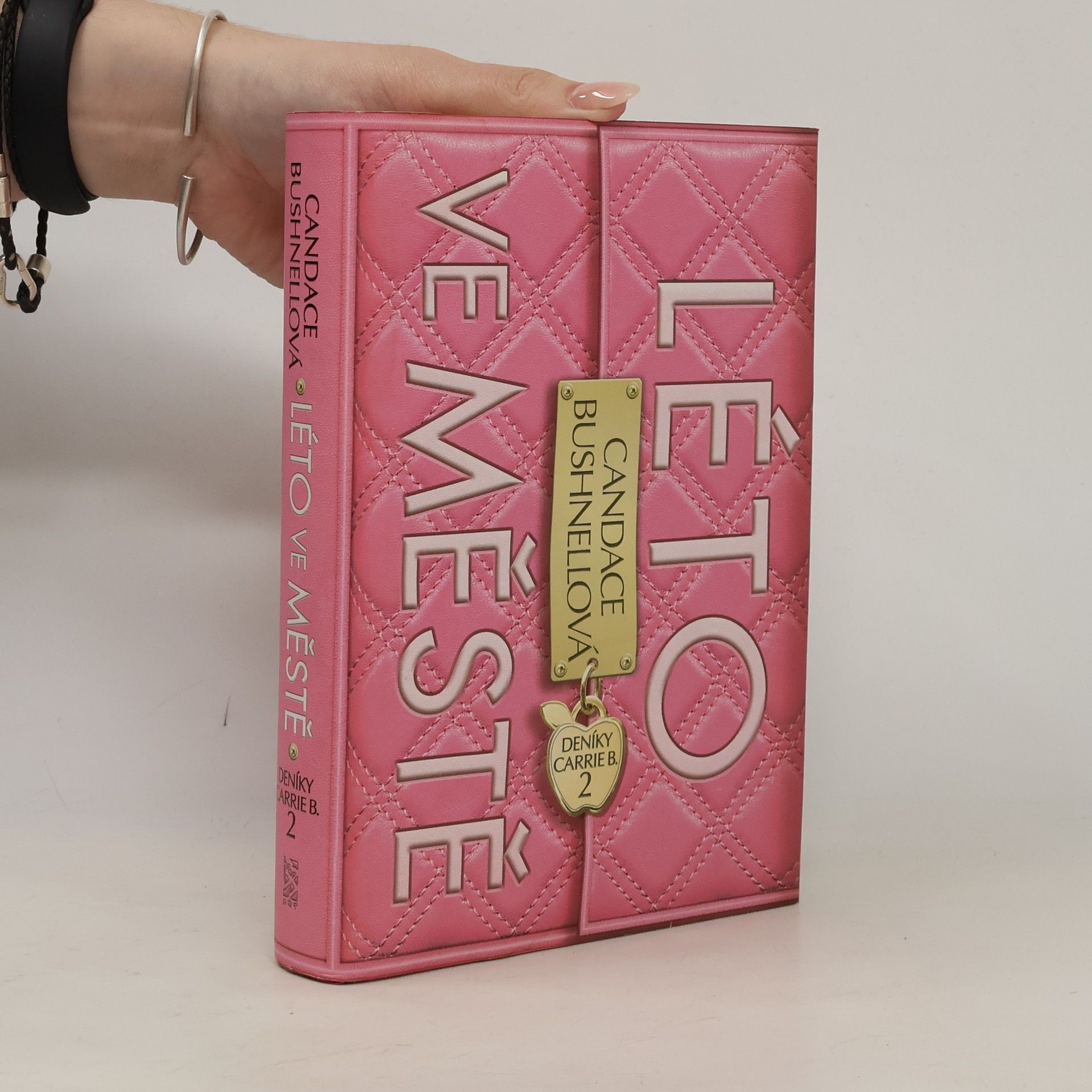 Candace Bushnell Deníky Carrie B. 2, Léto ve městě