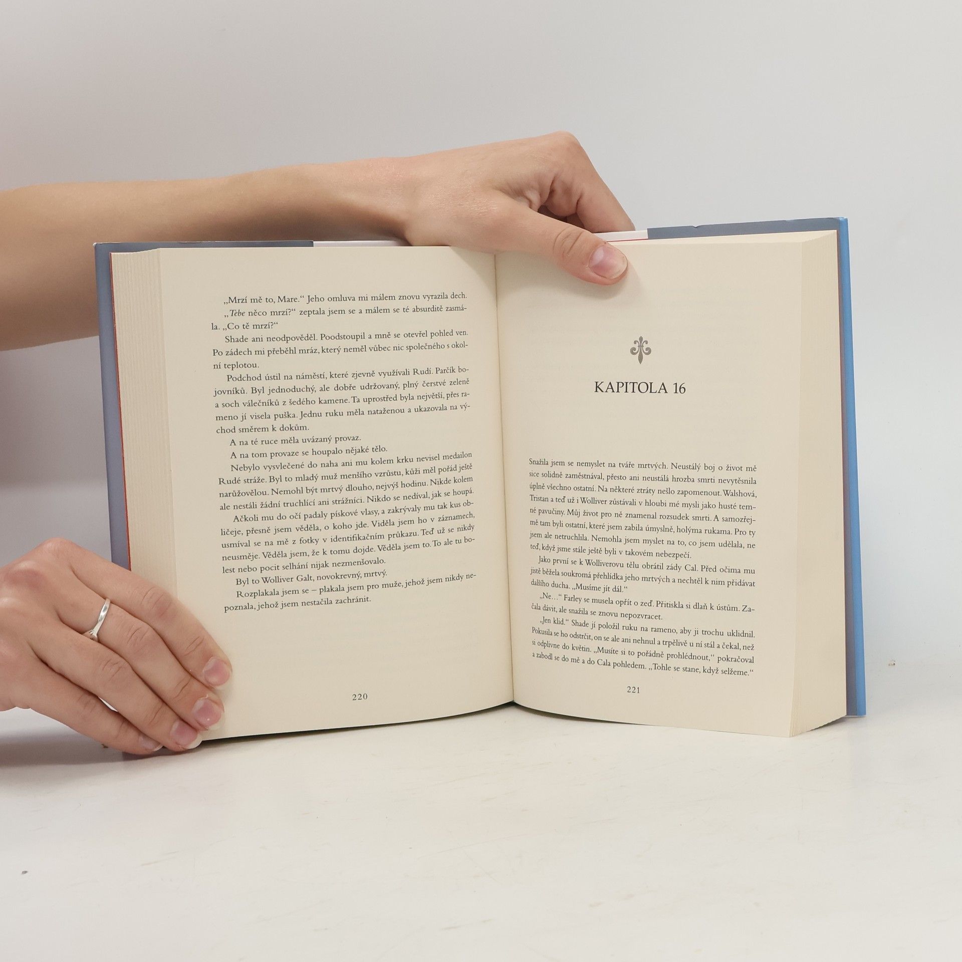Victoria Aveyard Křišťálový meč