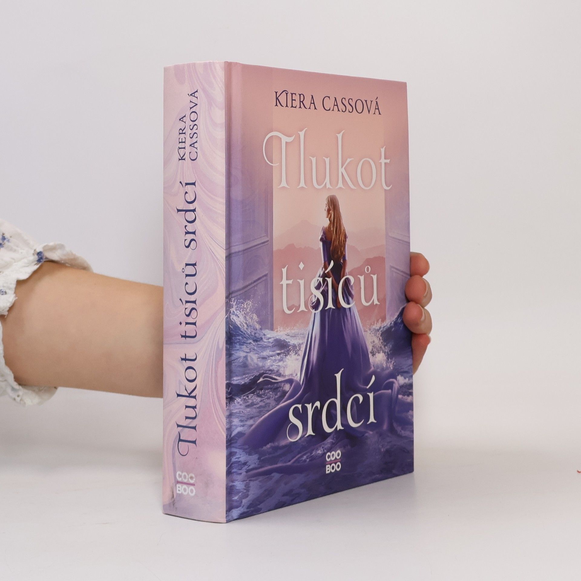 Kiera Cass Tlukot tisíců srdcí