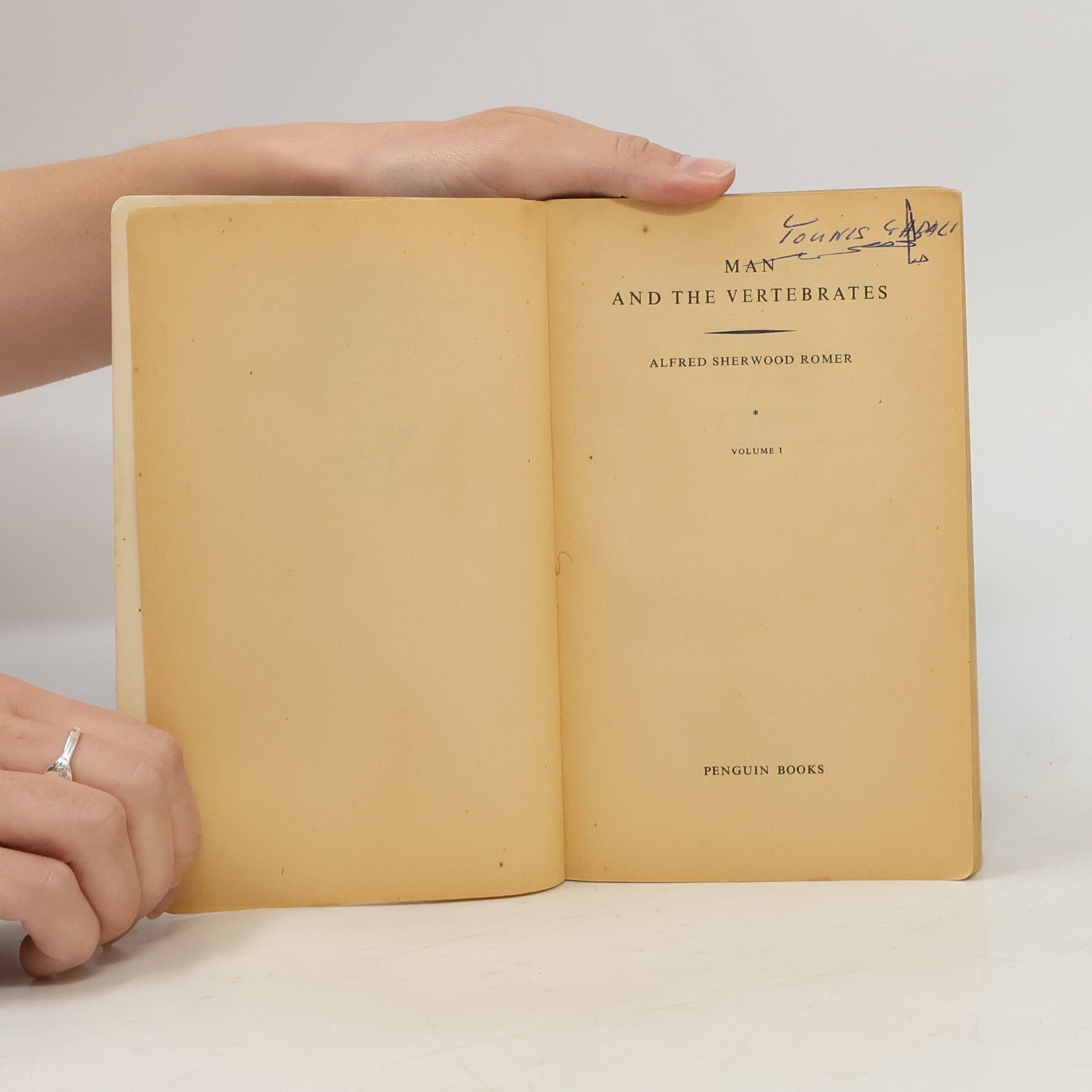 Alfred Romer Man and the vertebrates. Volume I