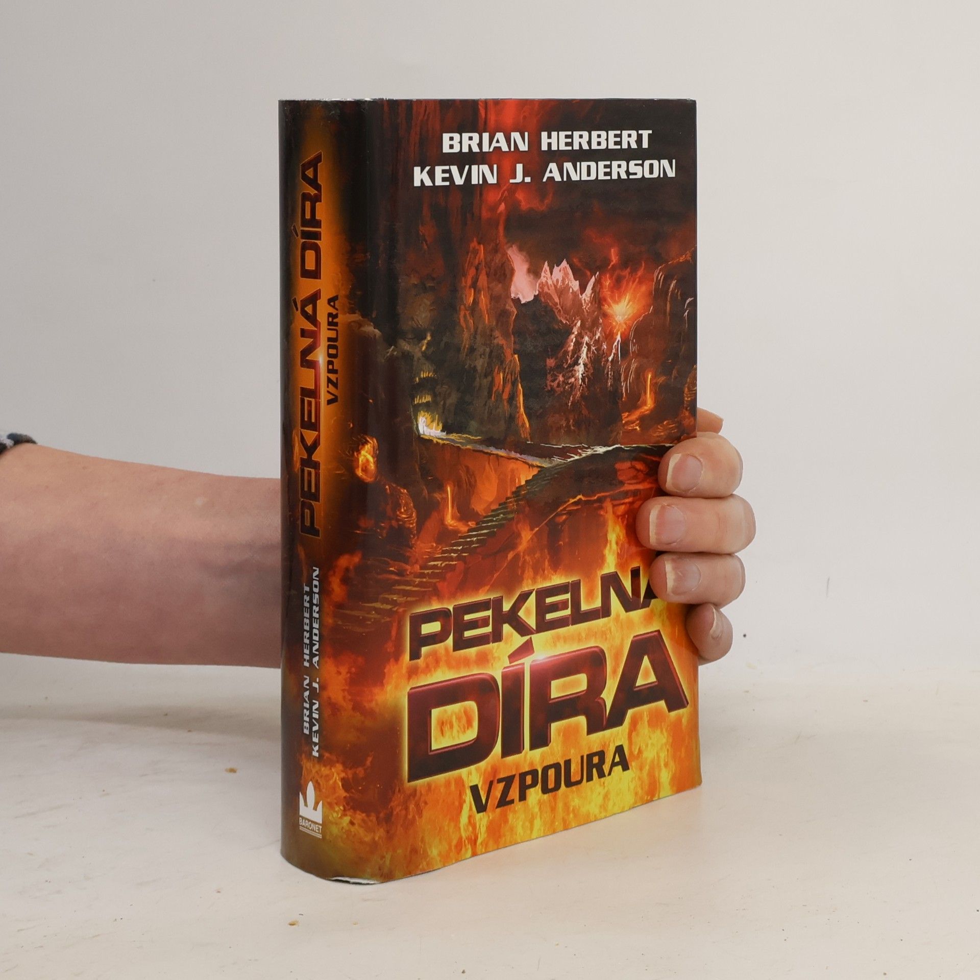 Brian Herbert Pekelná díra: Vzpoura