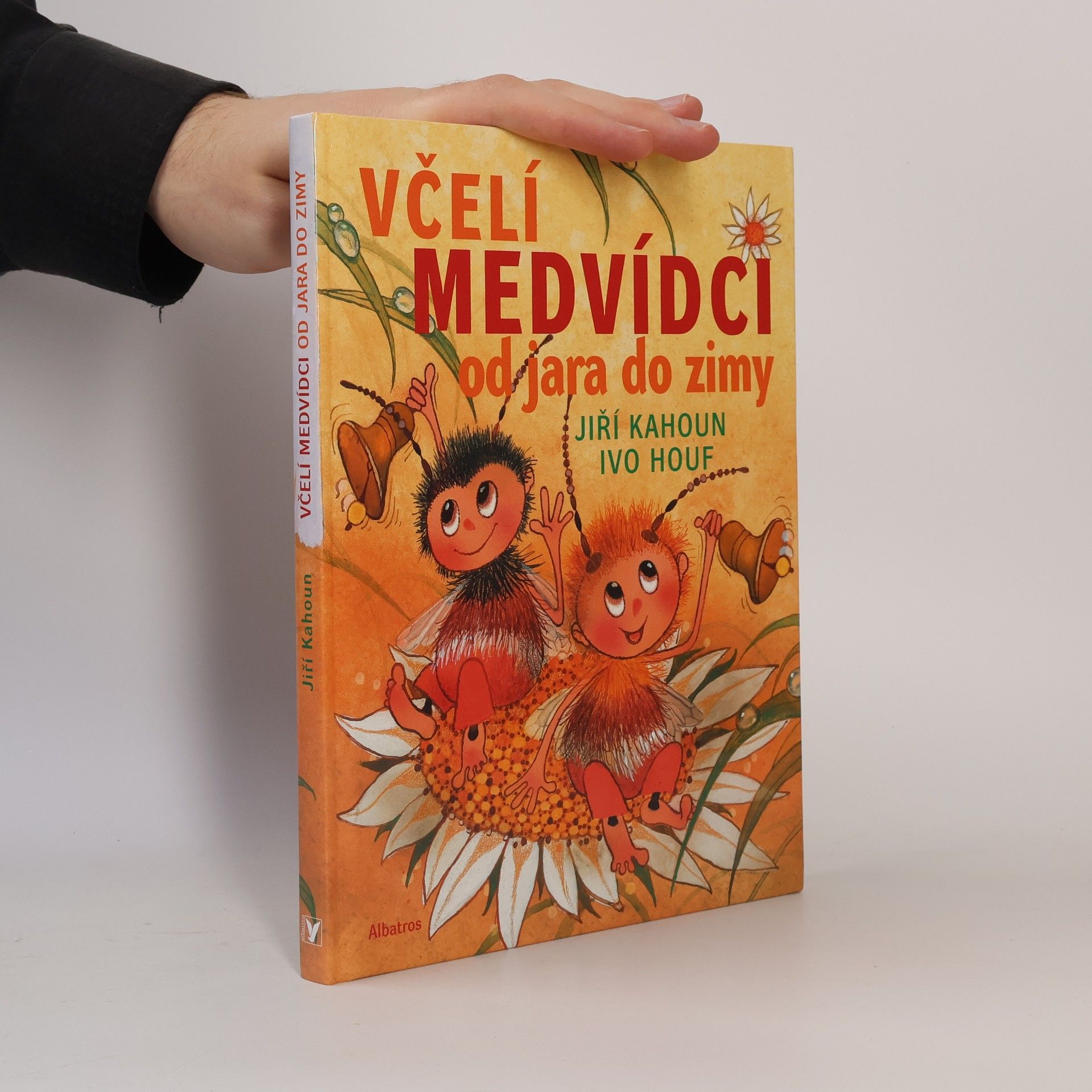 Ivo Houf Včelí medvídci od jara do zimy
