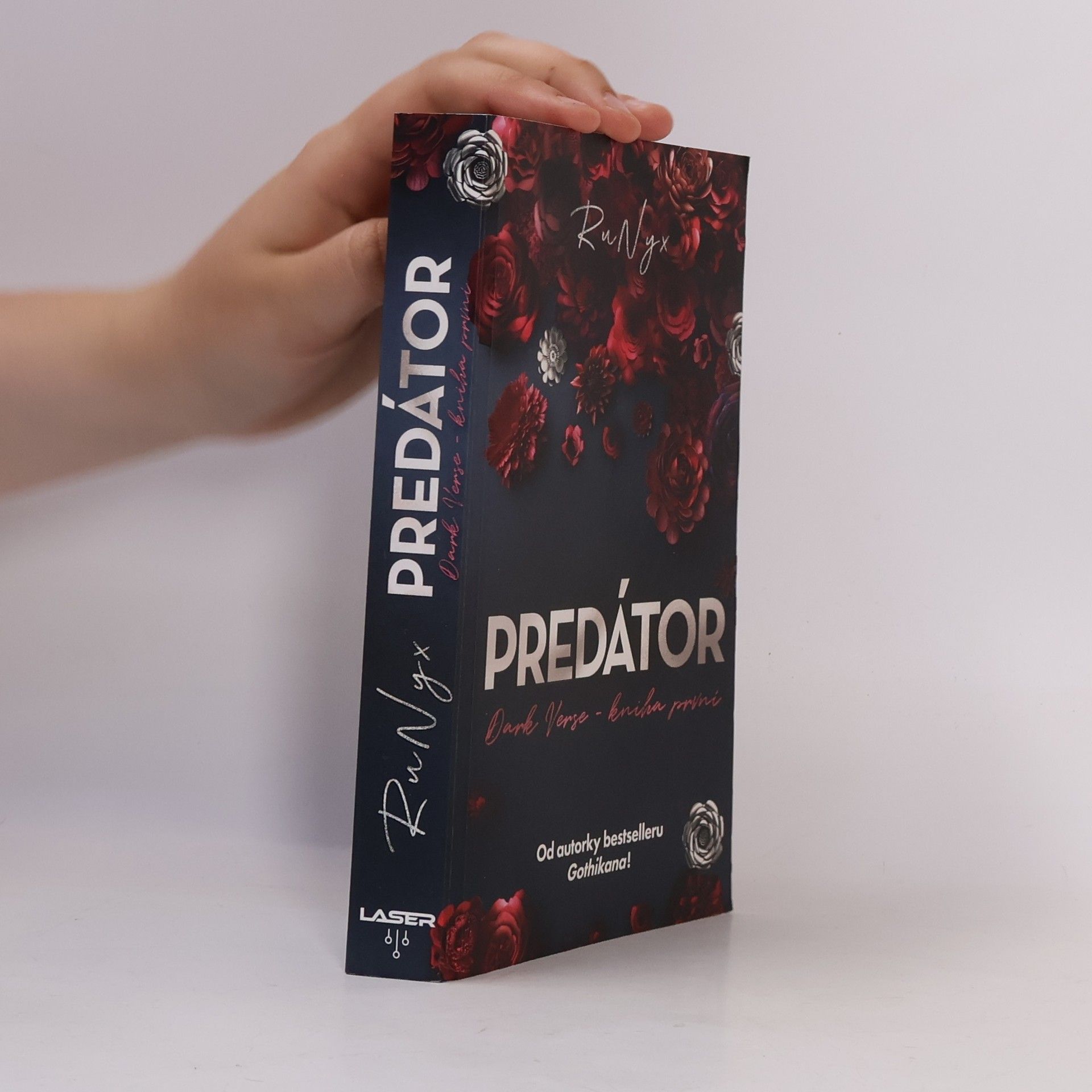 Dark Verse. Kniha první, Predátor