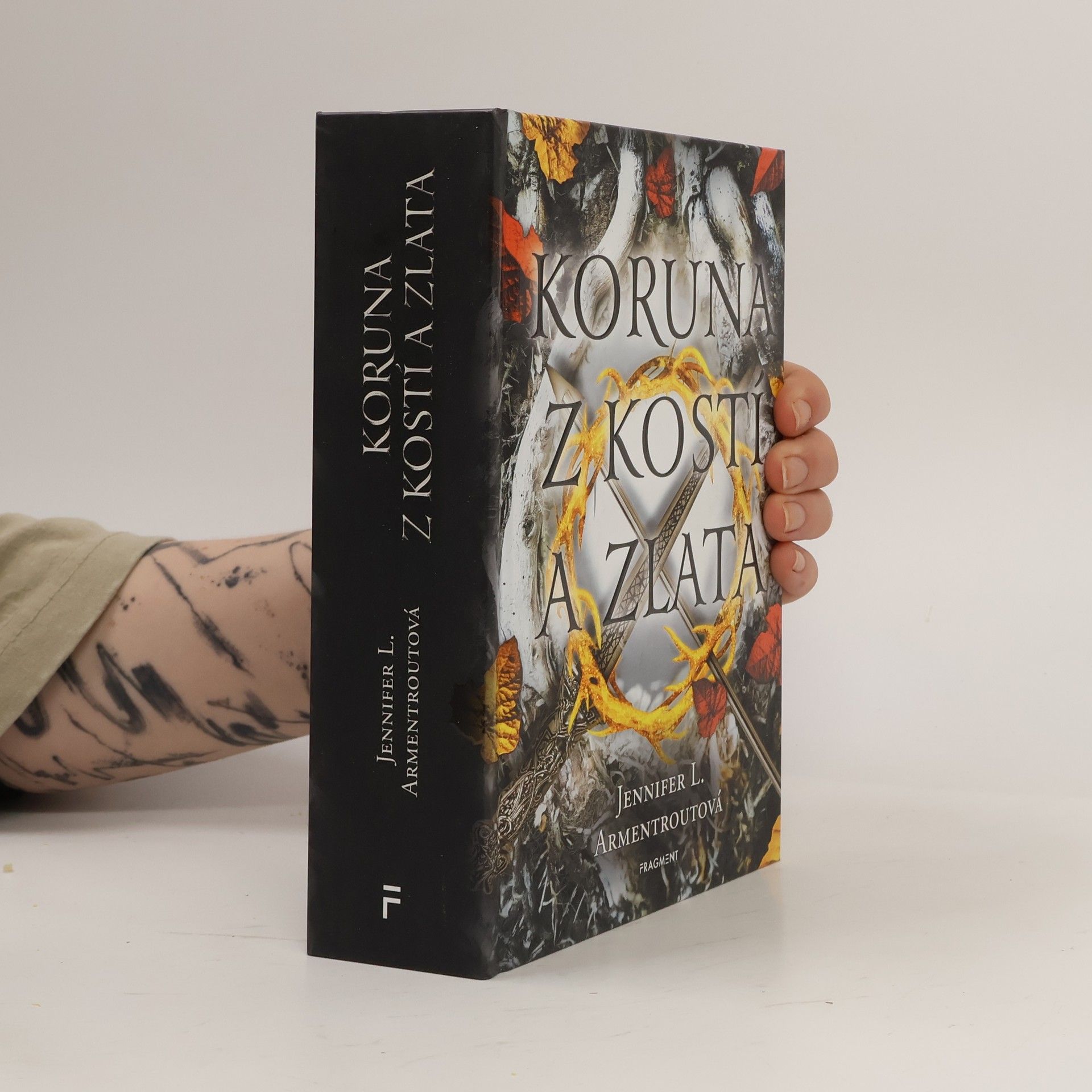 Jennifer L. Armentrout Koruna z kostí a zlata