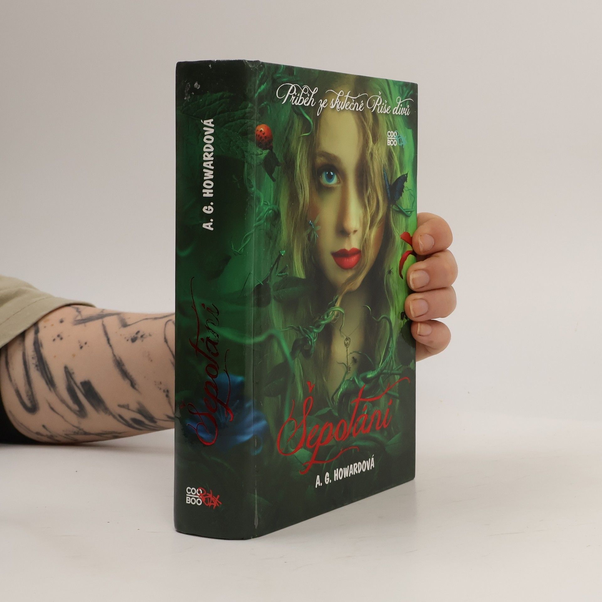 Šepotání : příběh ze skutečné Říše divů (1. díl série)