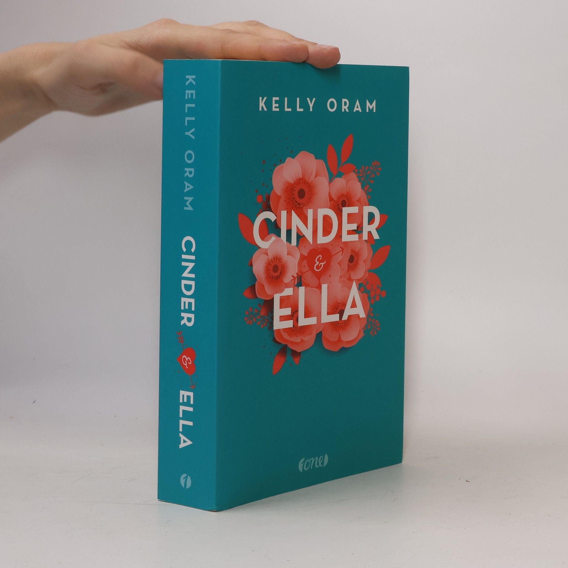 Kelly Oram Cinder & Ella 1