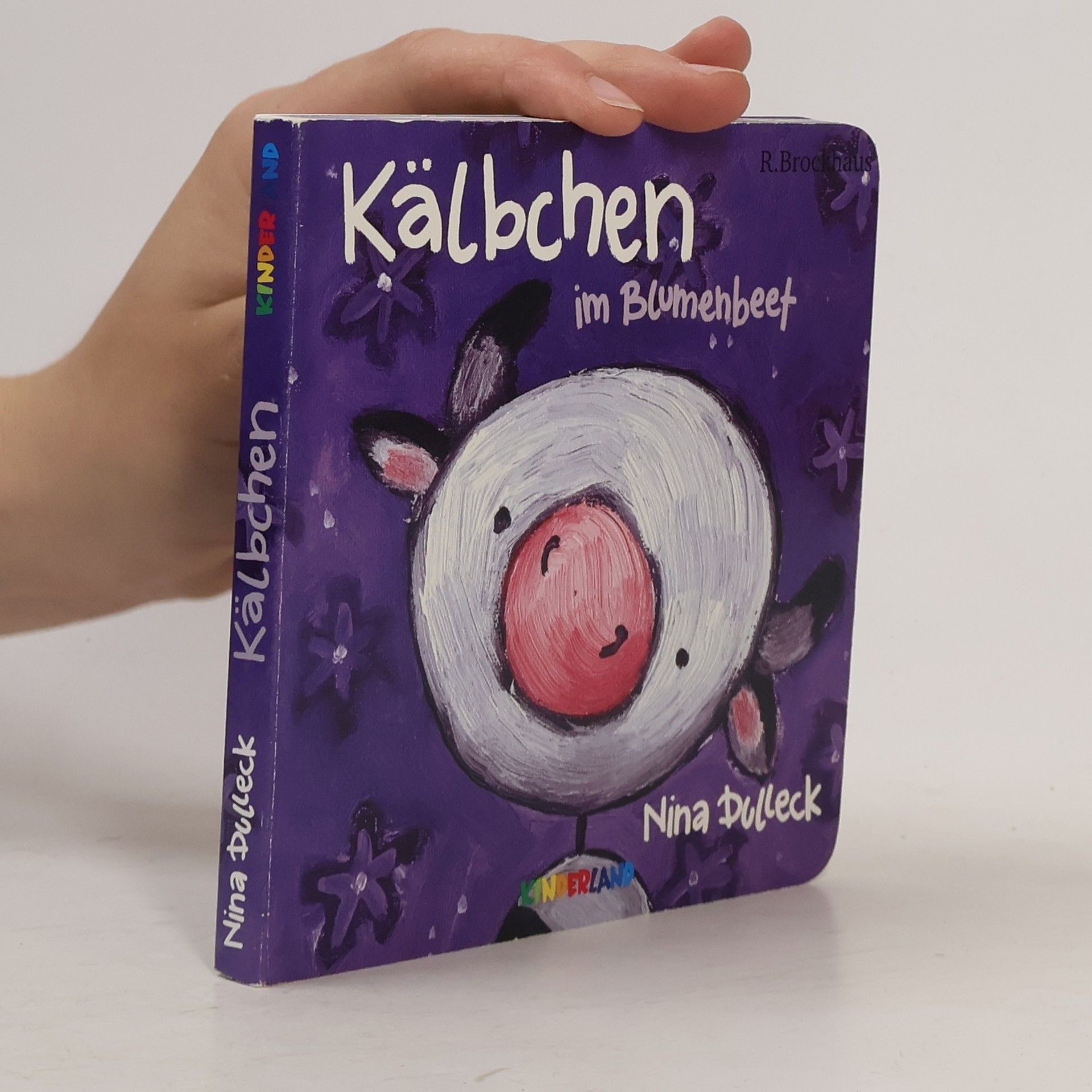 Nina Dulleck Kälbchen im Blumenbeet