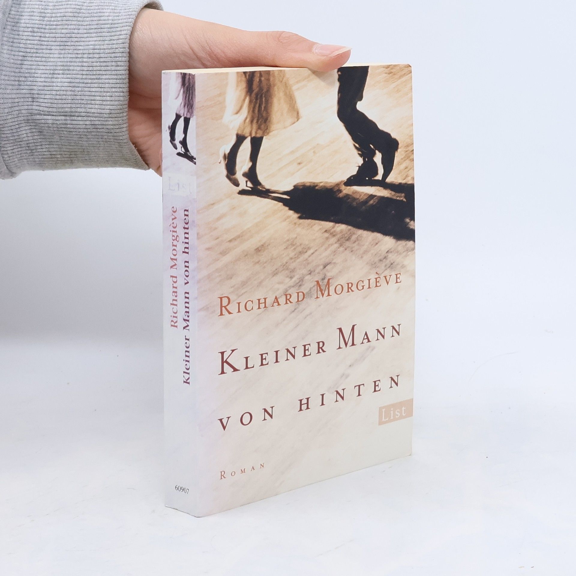 Kleiner Mann von hinten