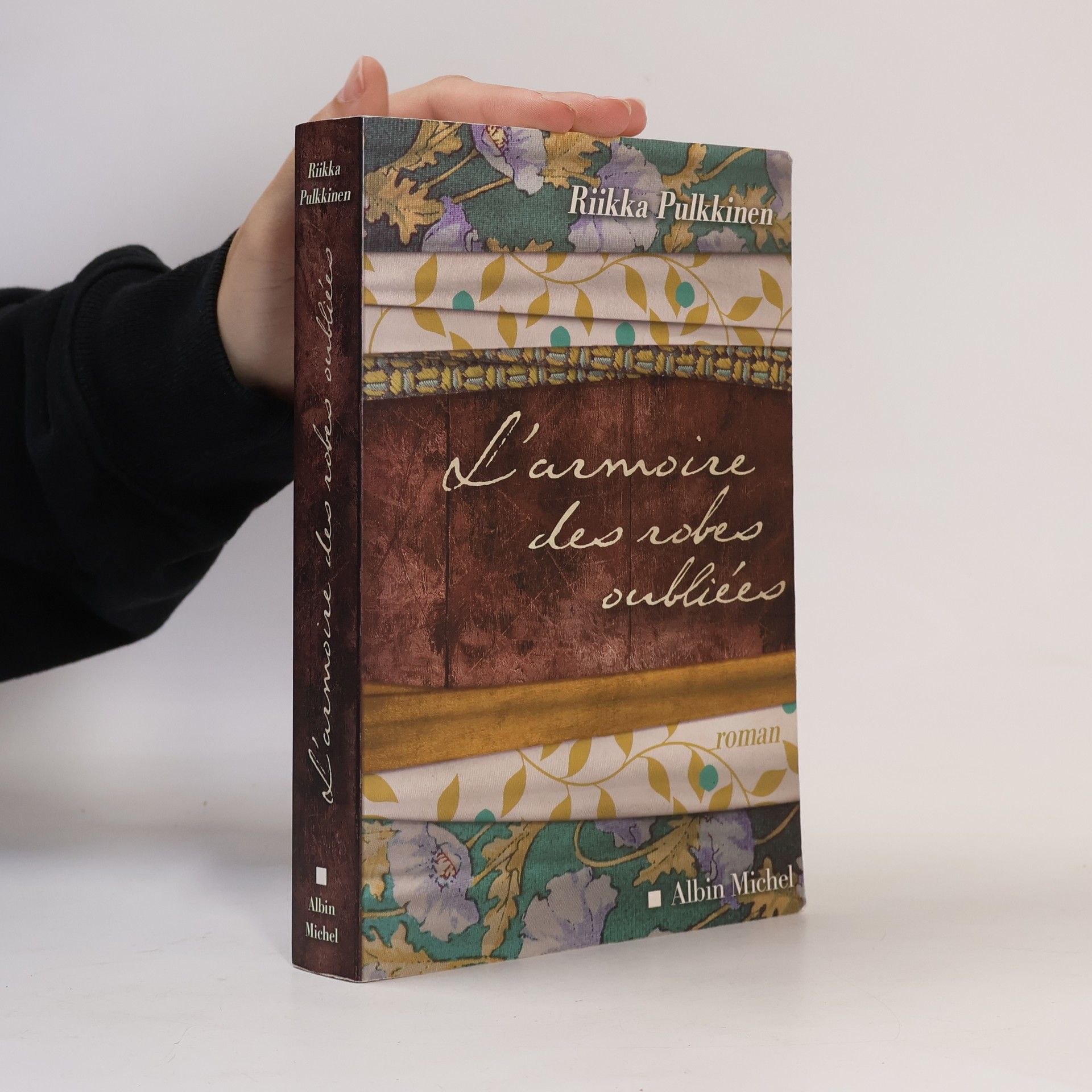 Riikka Pulkkinen L'armoire des robes oubliées