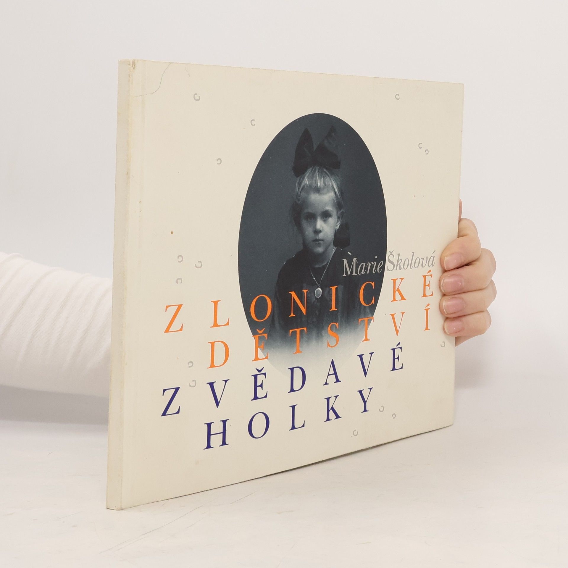 Zlonické dětství zvědavé holky