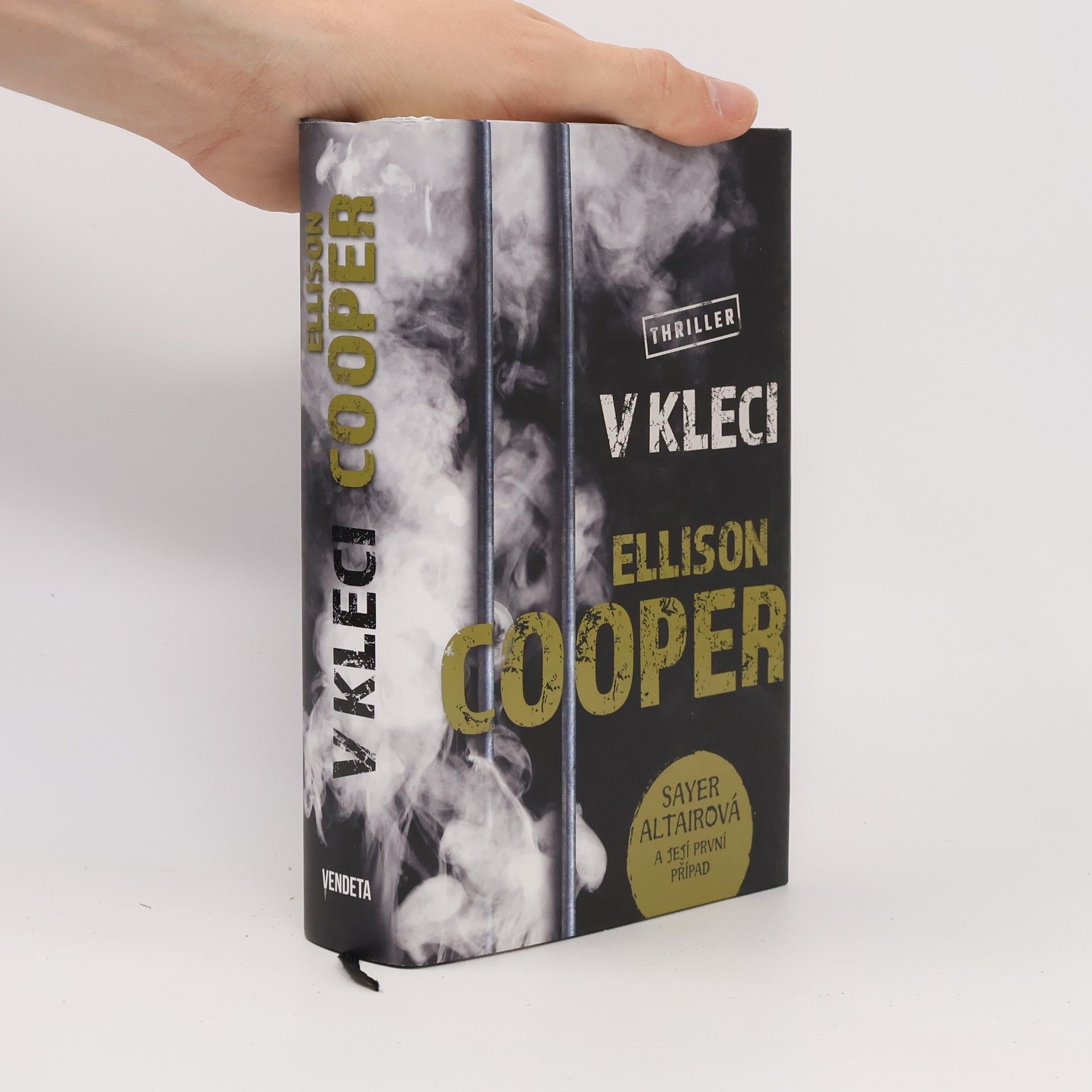 Ellison Cooper V kleci